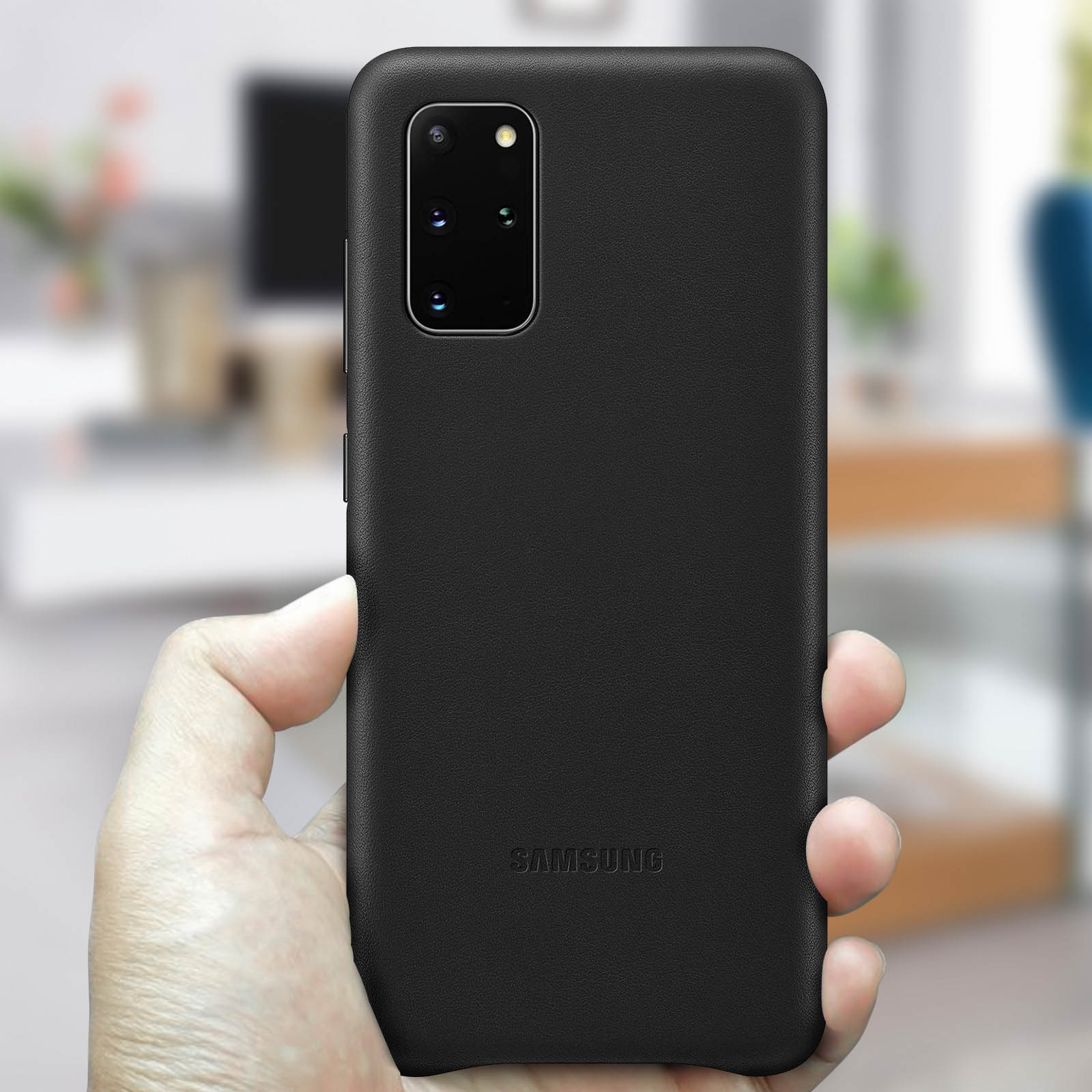 Mano sosteniendo funda negra. Logo Samsung. Fondo blanco.