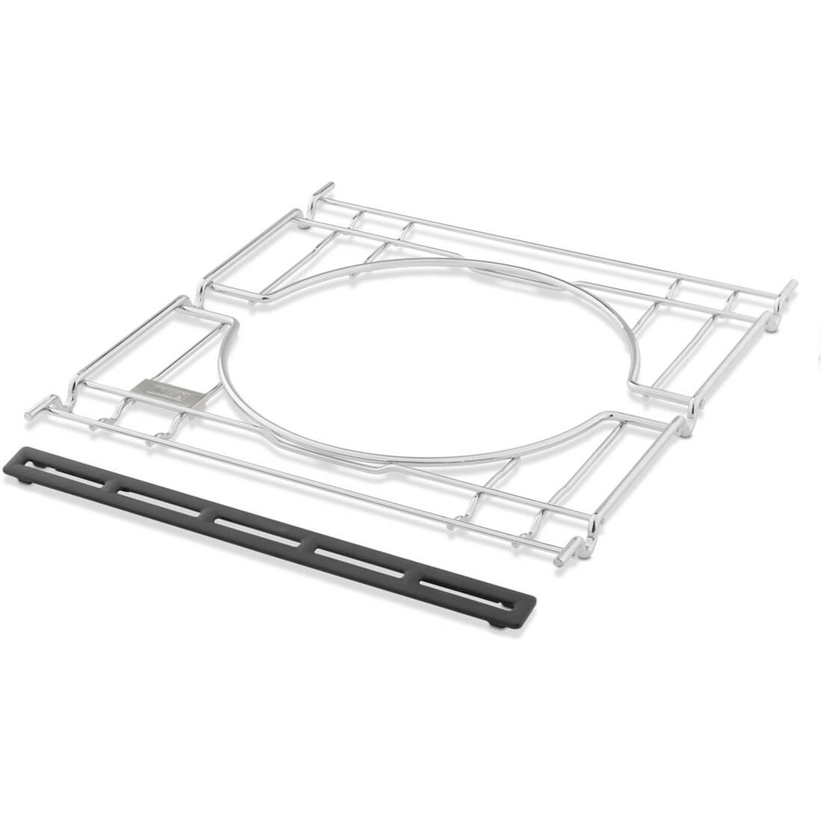 Ein Edelstahl-Grillrost mit einem Ring in der Mitte und einem schwarzen Griff.