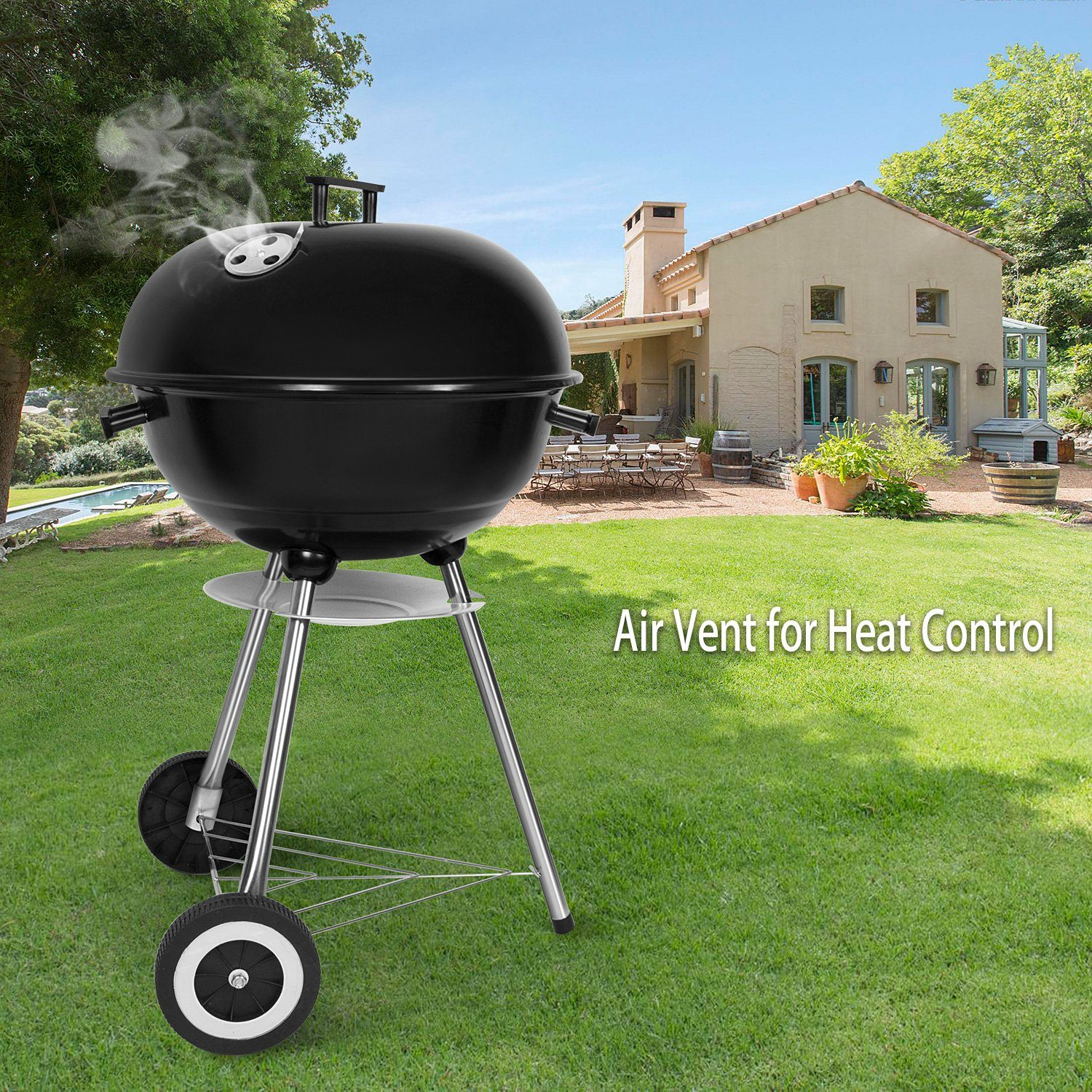 Ein schwarzer Holzkohlegrill auf einem grünen Rasen. Weißer Rauch steigt vom Grill auf. Text: Luftschlitz zur Hitzekontrolle.