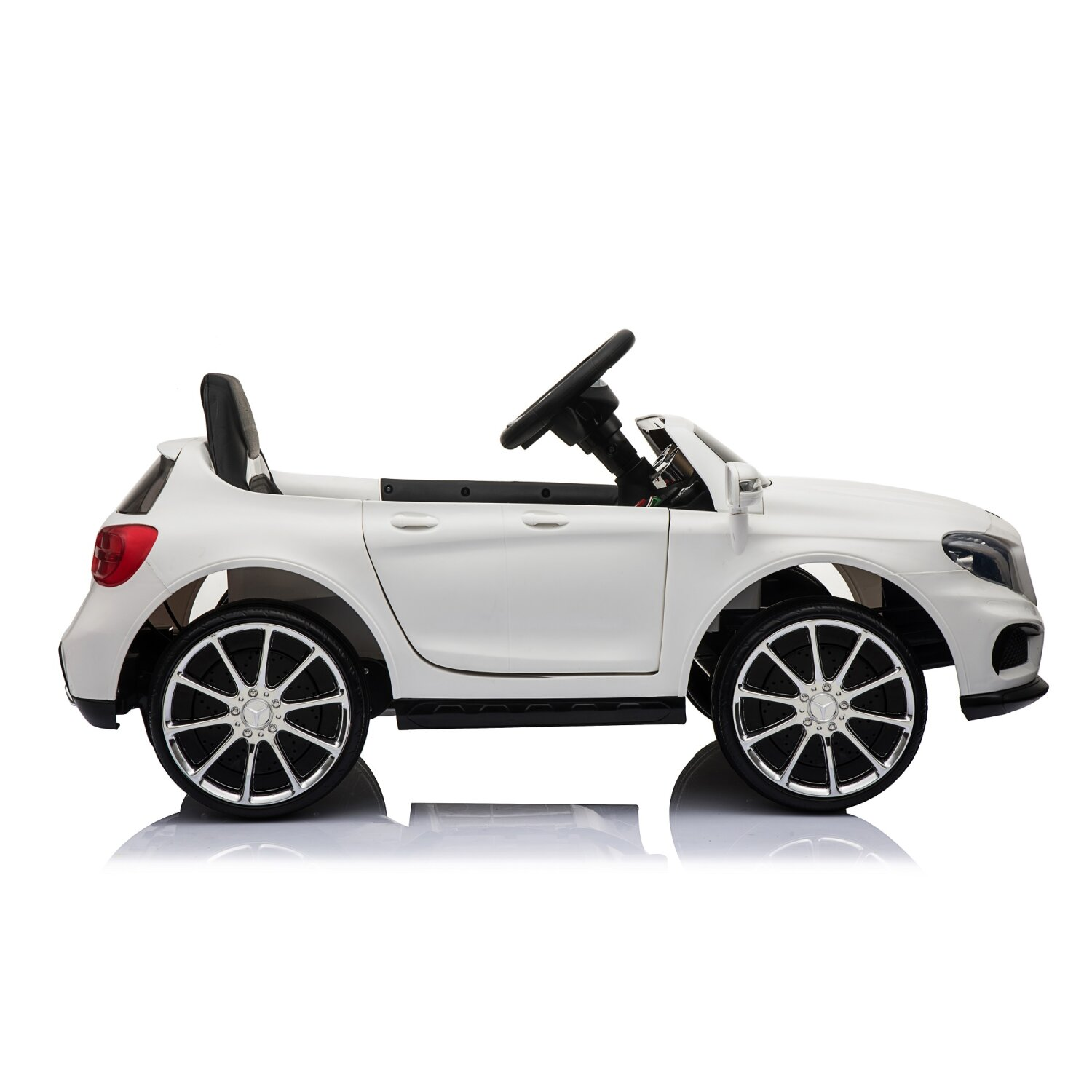 Weißes Spielzeugauto, Mercedes Benz. Schwarze Räder, Lenkrad und Sitz. Weißer Hintergrund.