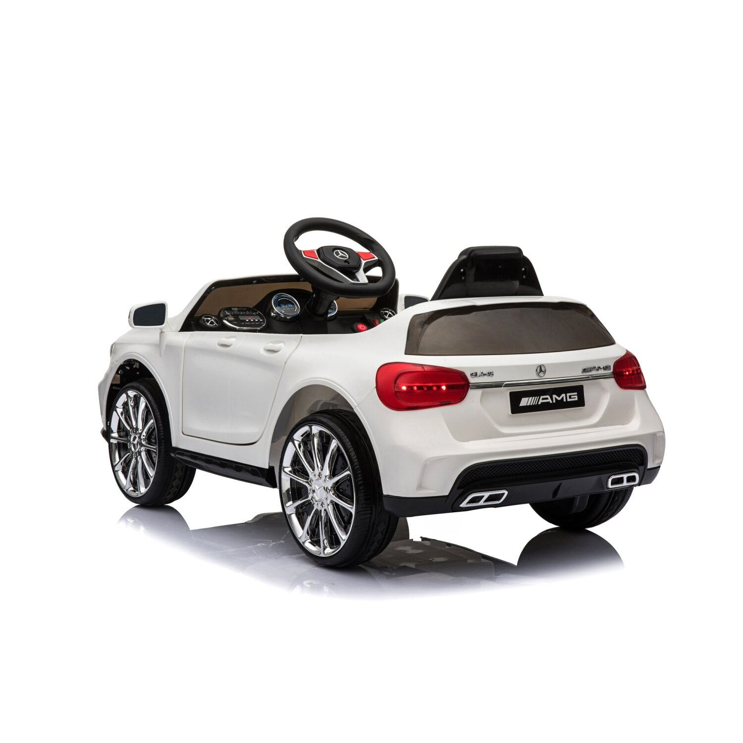 Weißes Spielzeugauto, Mercedes-Benz, aus der hinteren Viertelansicht, auf weißem Hintergrund. Chromfelgen und schwarzer Innenraum.