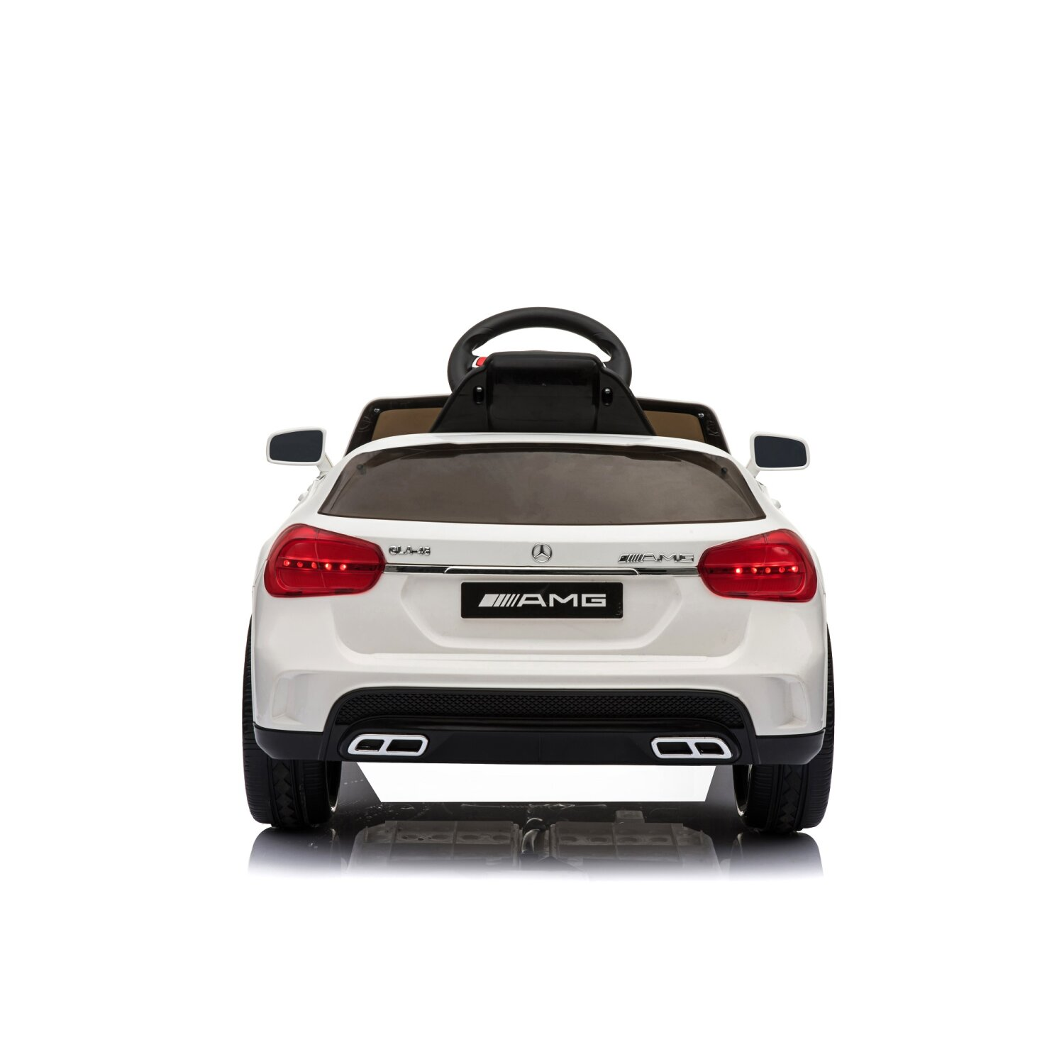 Weißes Spielzeugauto, Rückansicht, mit AMG-Logo. Schwarze Räder und Rücklichter. Isoliert auf Weiß.