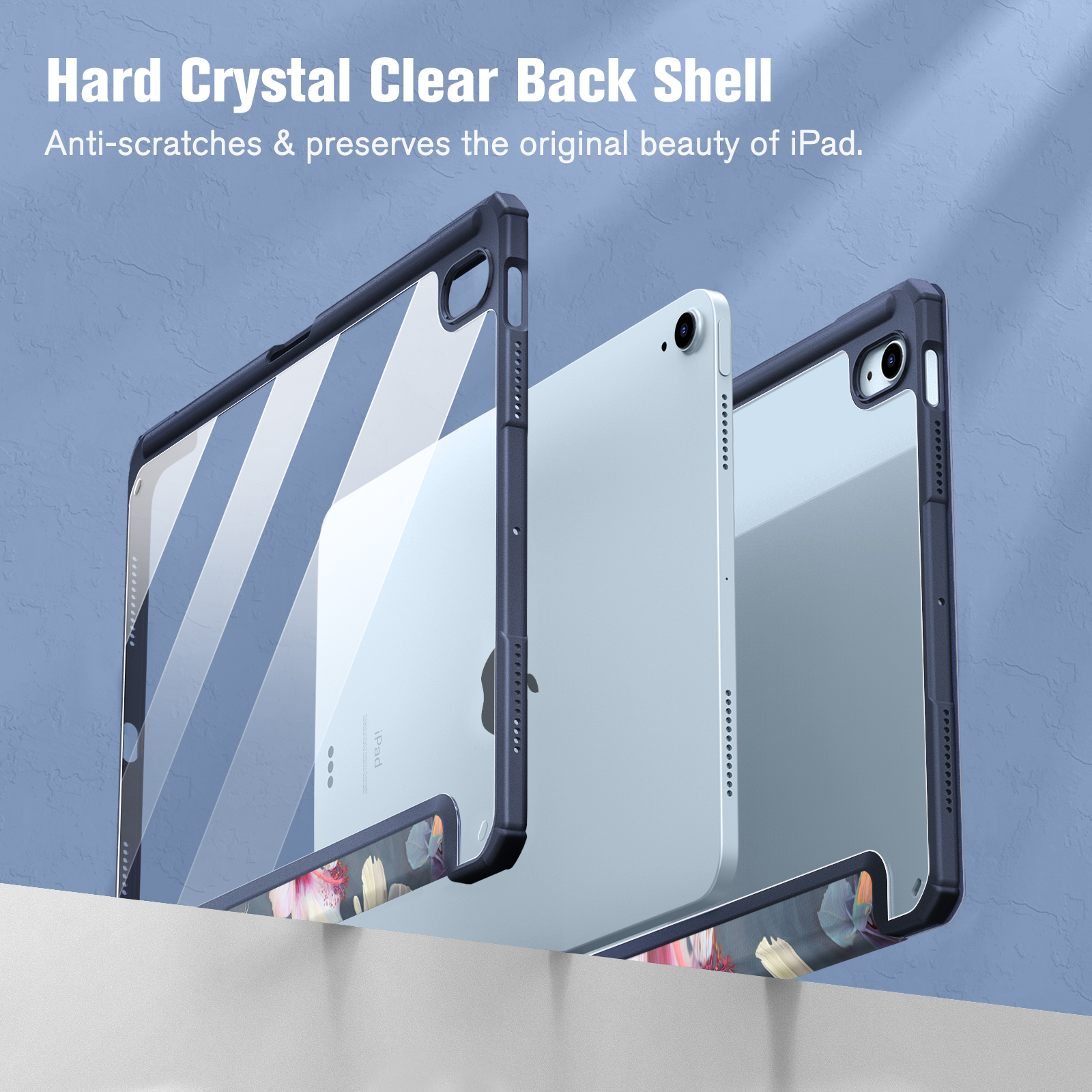 Eine transparente iPad-Hülle mit Blumendesign, die ein iPad auf blauem, strukturiertem Hintergrund zeigt.