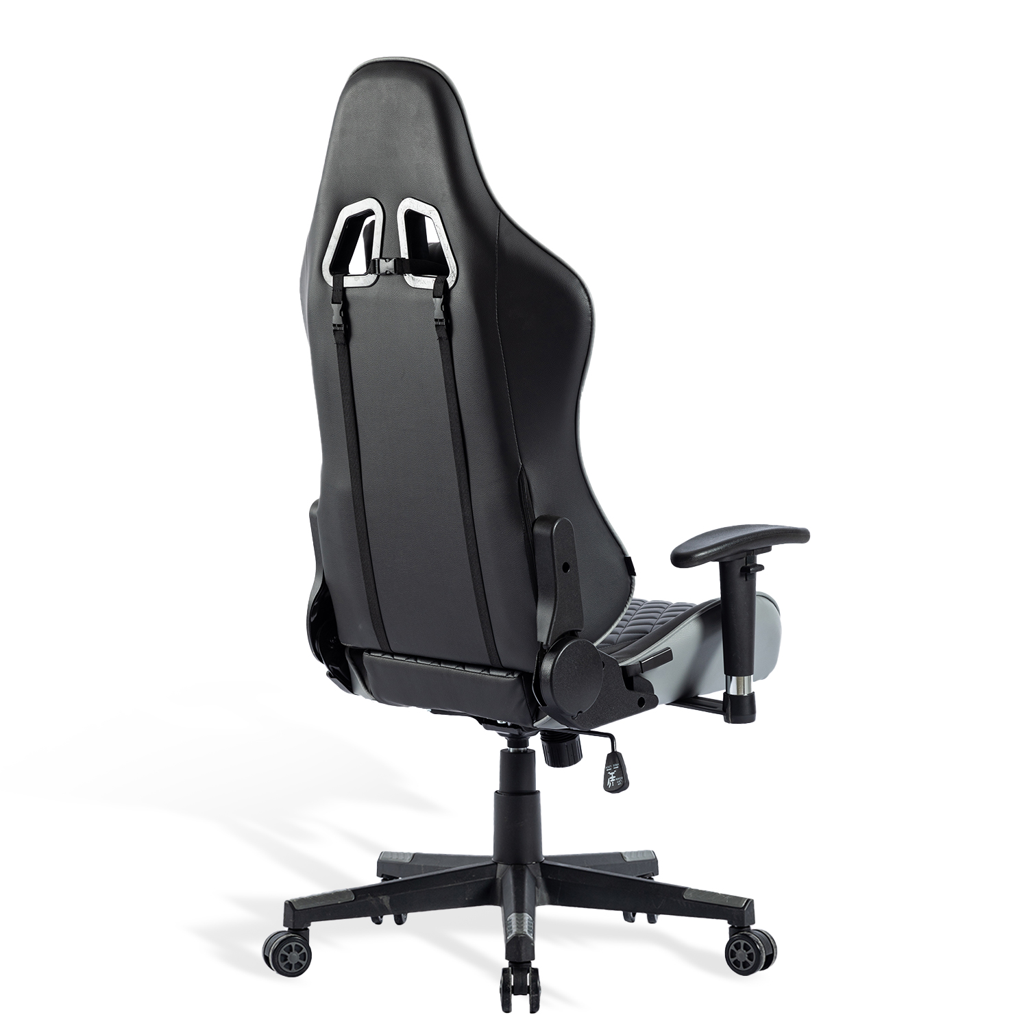 Silla gaming negra y gris sobre fondo blanco, vista desde atrás. Tiene respaldo alto y ruedas.