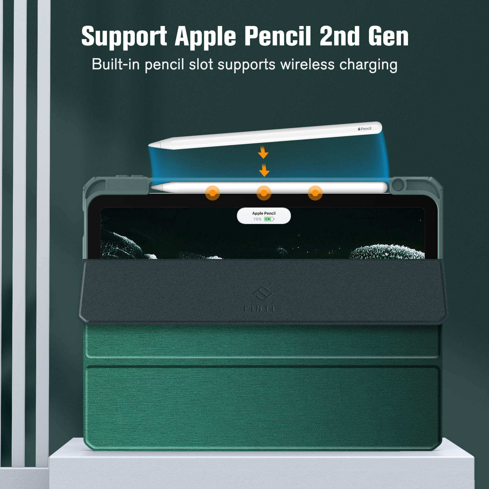Grüne Hülle mit einem iPad und einem Apple Pencil. Der Stift wird kabellos auf der Hülle aufgeladen.