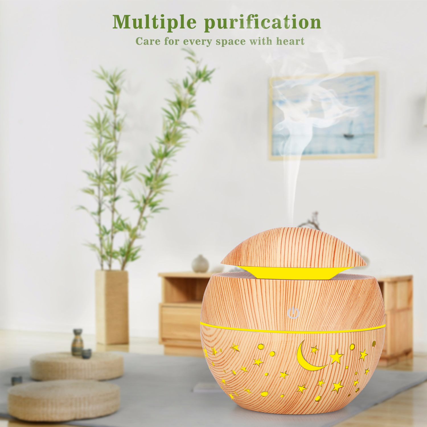 Ein Aroma-Diffusor mit Holzdesign, Sternen, Mond und aufsteigendem Dampf auf hellem Hintergrund.