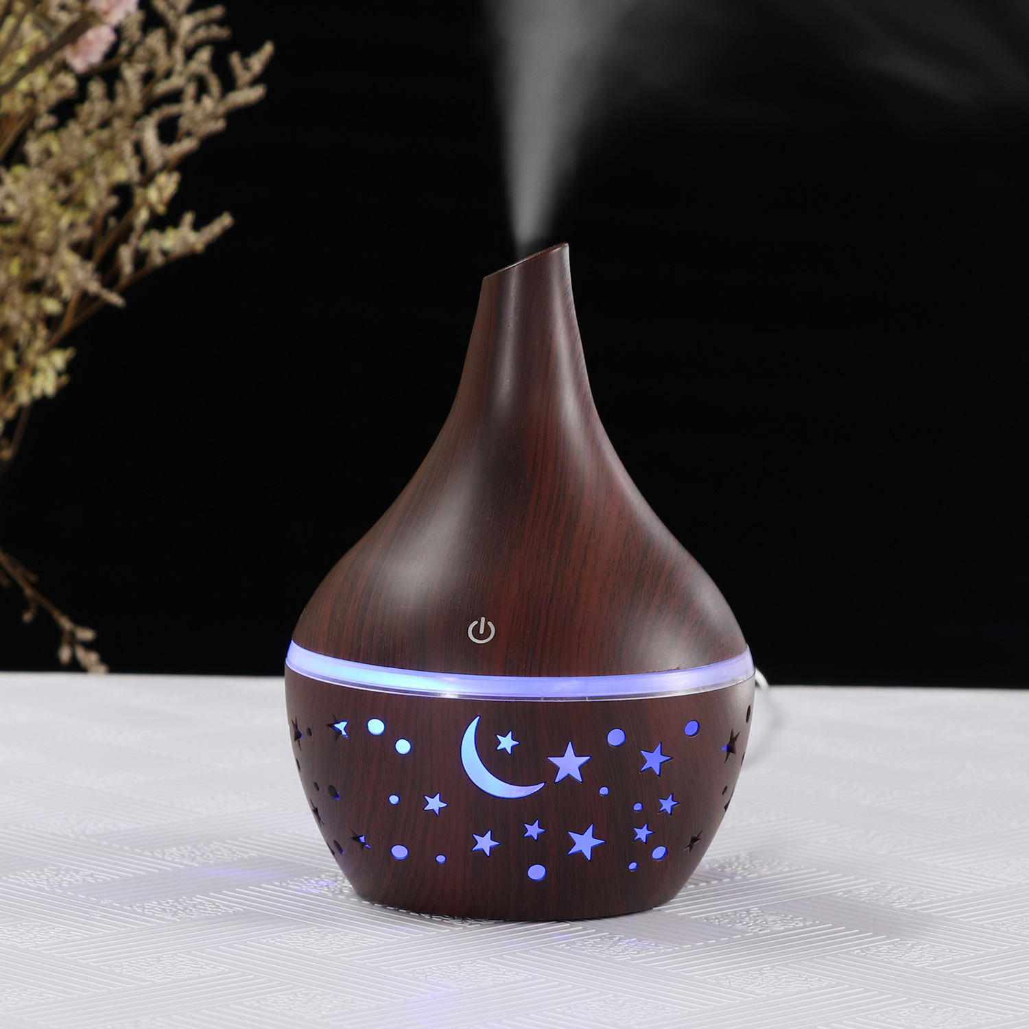 Holz-Diffusor für ätherische Öle mit Stern- und Mond-Ausschnitten, dampfabgebend.