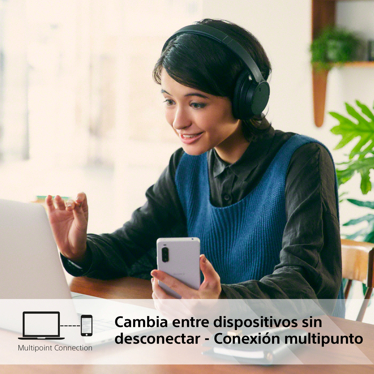 Eine Frau benutzt Laptop und Smartphone mit Kopfhörern, lächelt. Text zeigt 'Multipoint Connection'.