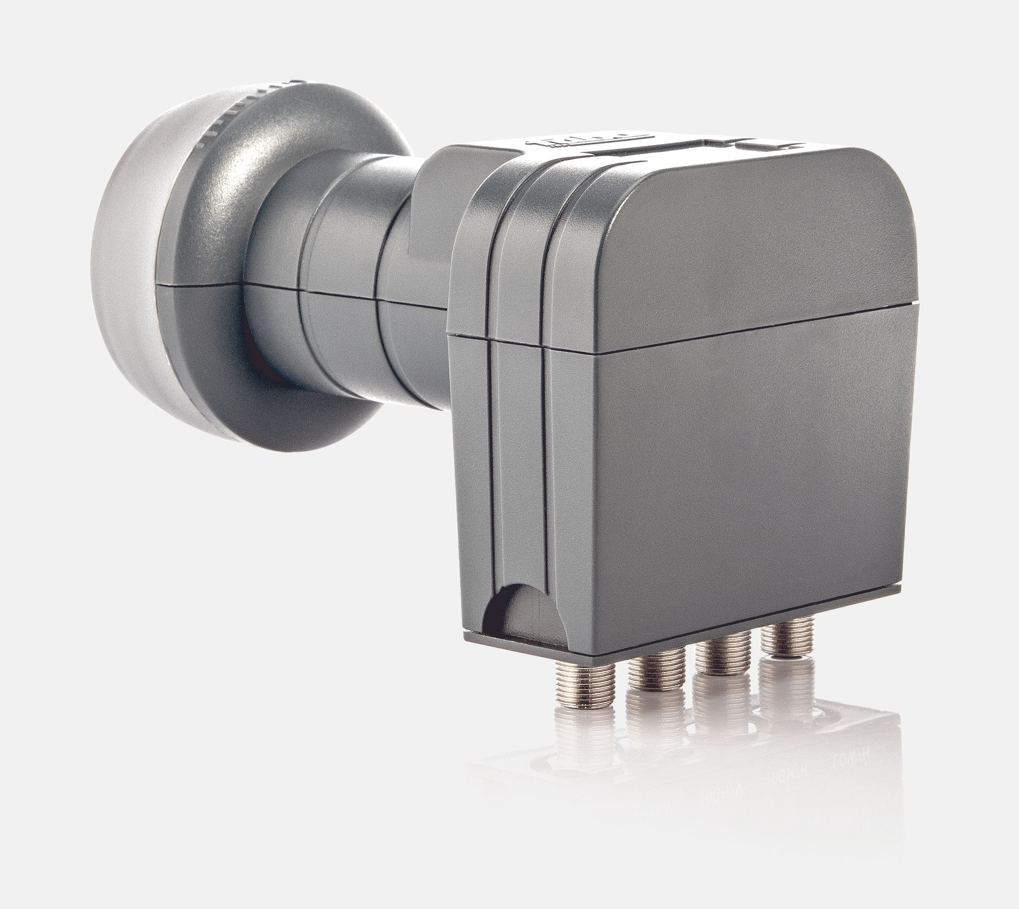 Grauer LNB-Satellitenempfänger auf weißem Hintergrund. Es hat mehrere Ausgangsanschlüsse.