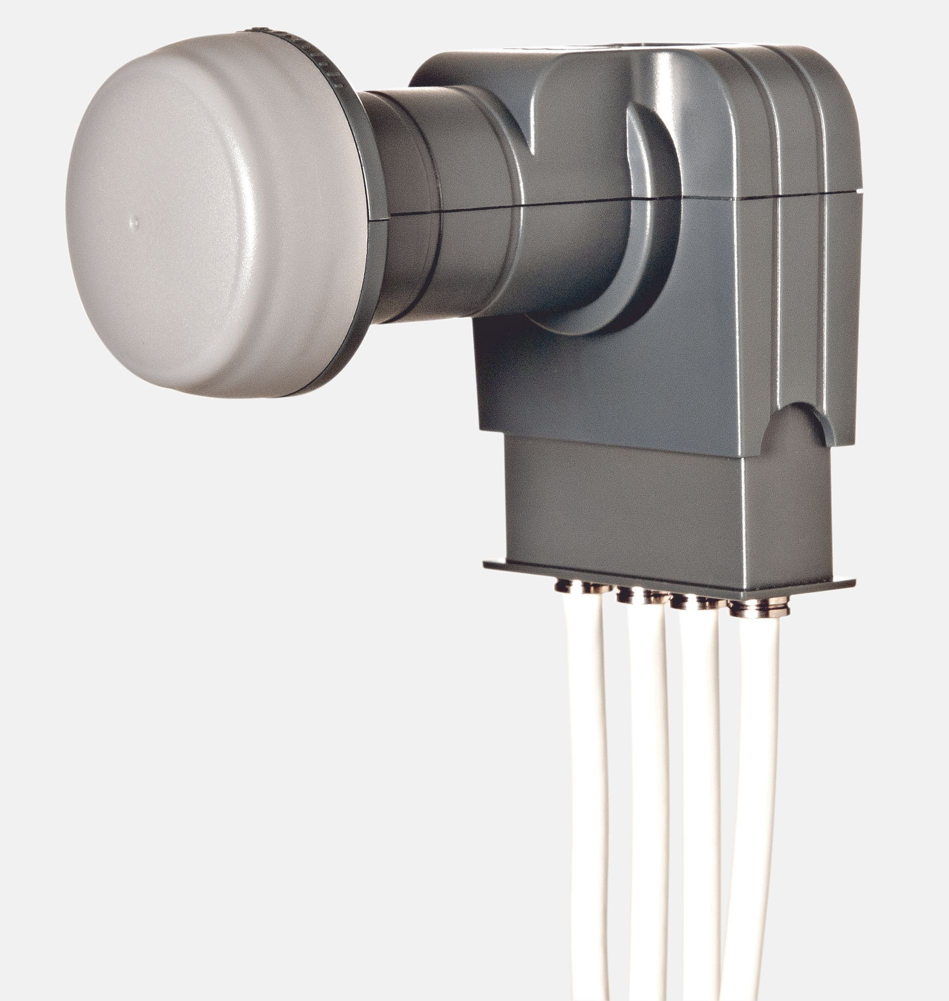 Ein Satelliten-LNB mit weißen Kabeln auf weißem Hintergrund.