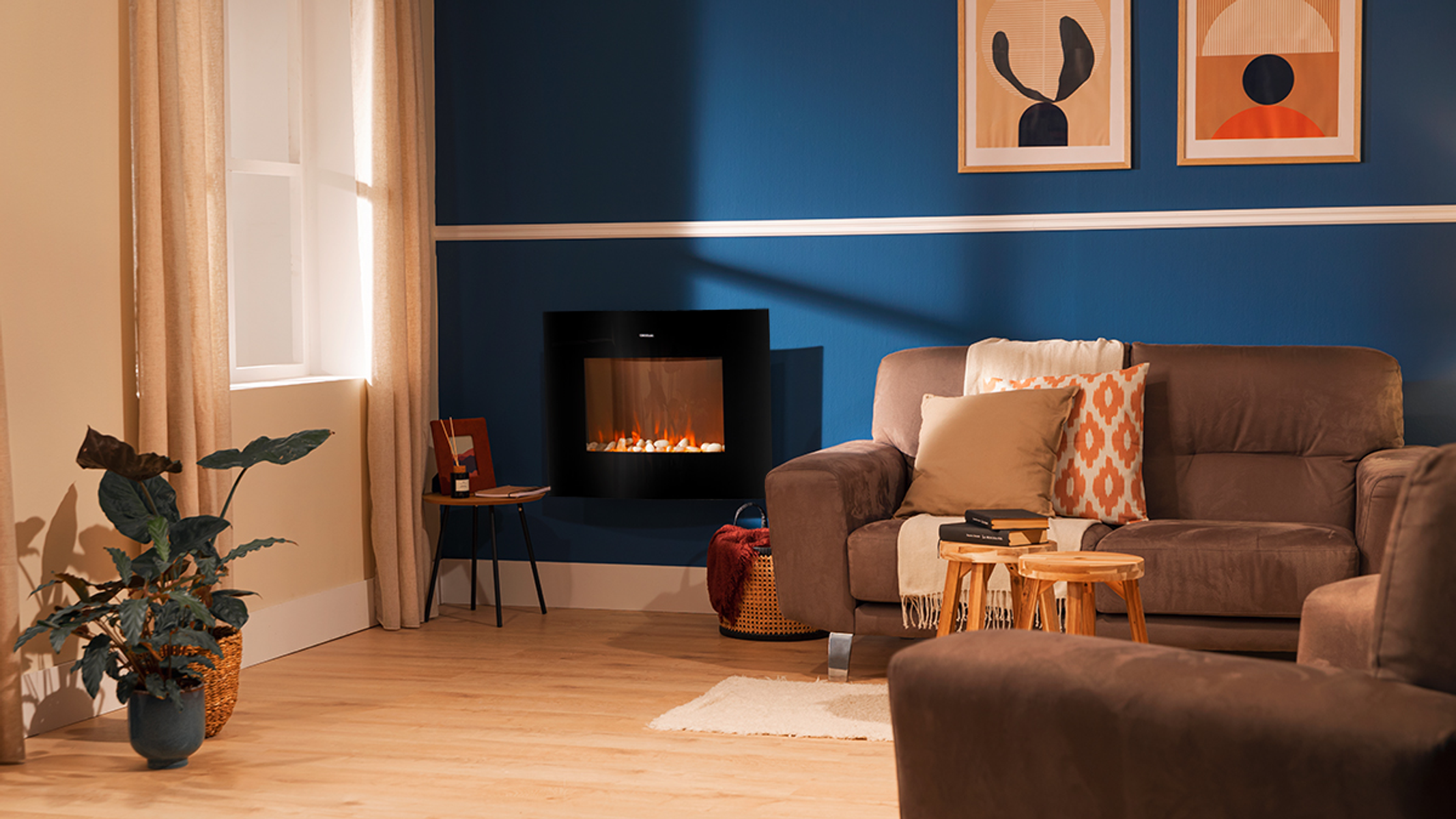 Wohnzimmer mit blauer Wand, schwarzem Kamin, braunem Sofa und Fenster mit weißem Vorhang.