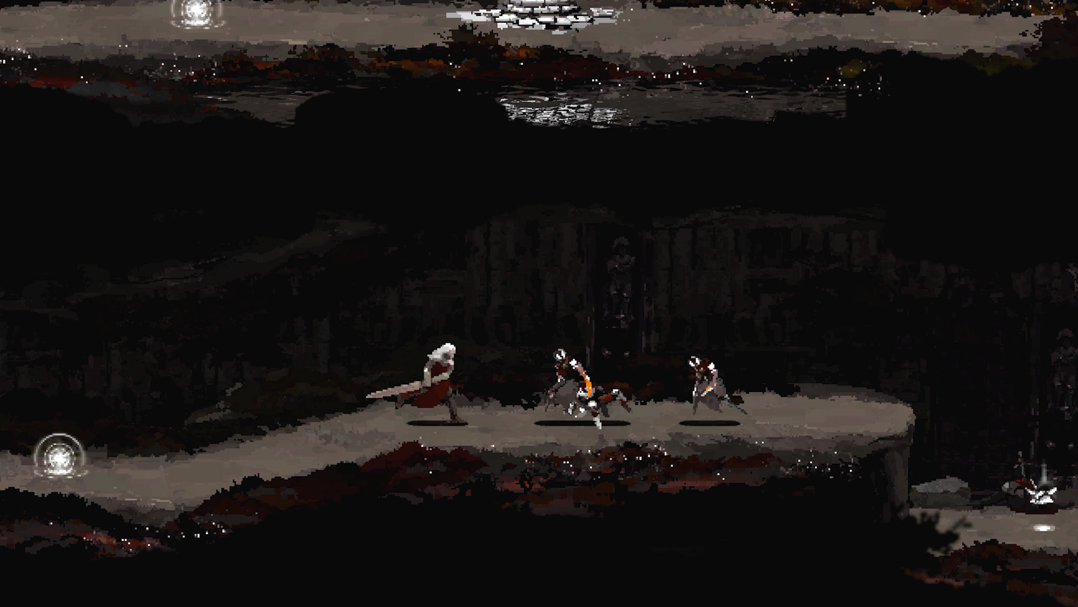 Una scena oscura e pixelata mostra un personaggio con una spada che combatte due nemici su un sentiero roccioso.