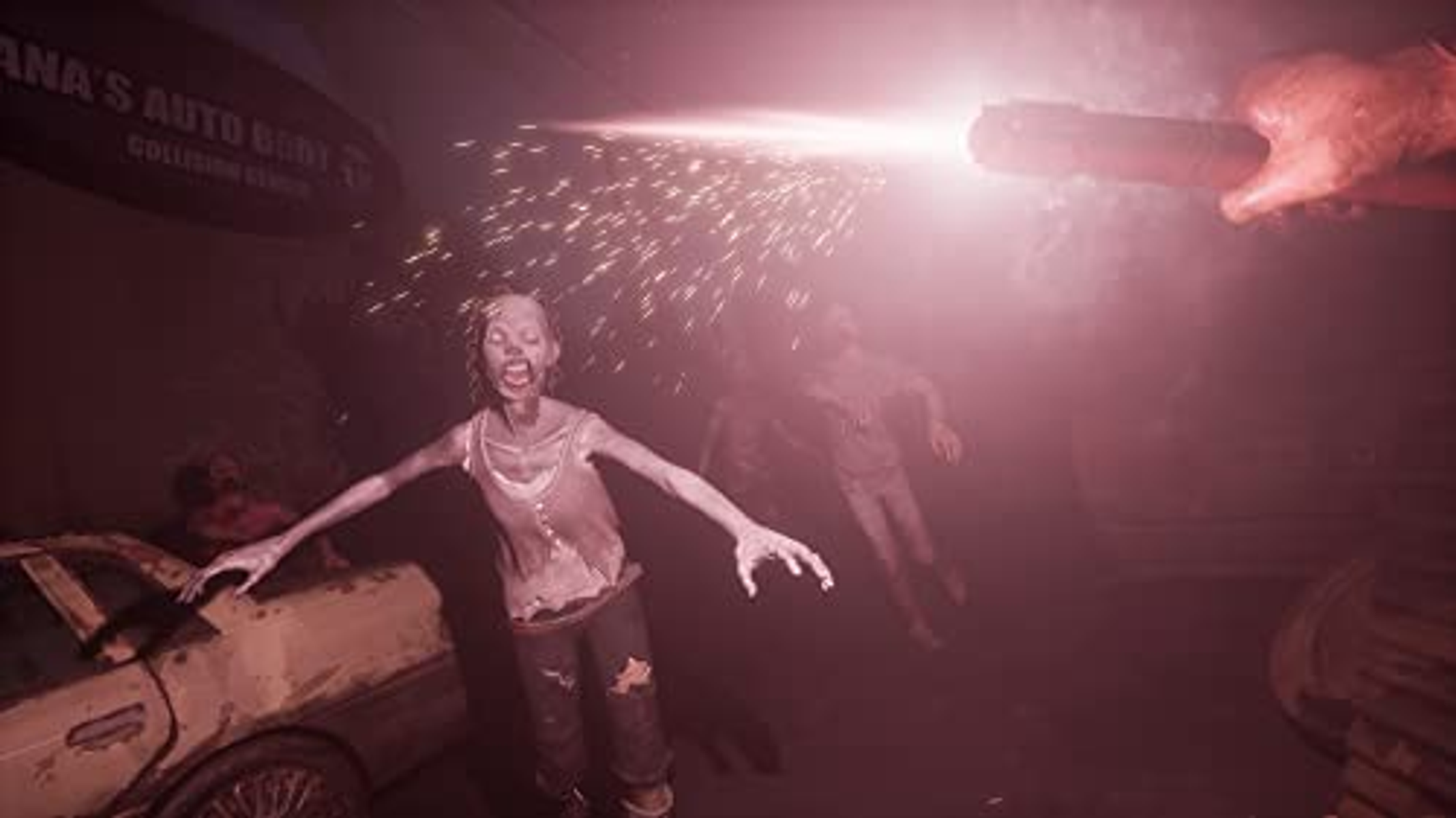 Scena di un gioco horror con zombi. Una persona punta una luce contro gli zombi.