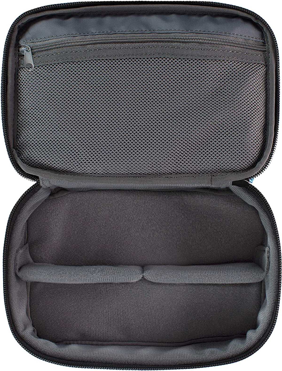 Otwarty futerał, z dwoma przegródkami. Górna ma kieszeń z siatki; dolna jest wyściełana.