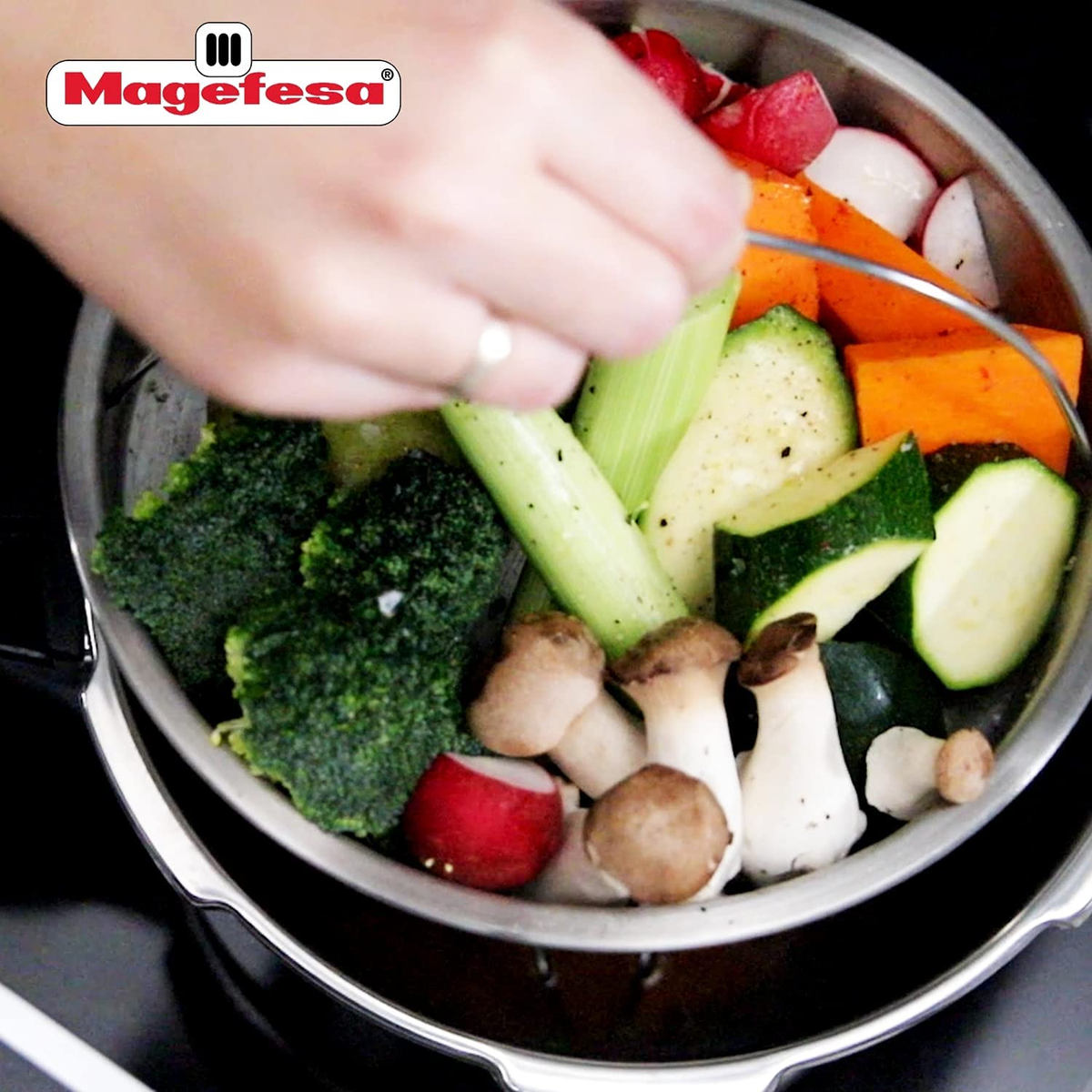 Verduras al vapor en una olla plateada, con el logo de Magefesa visible.