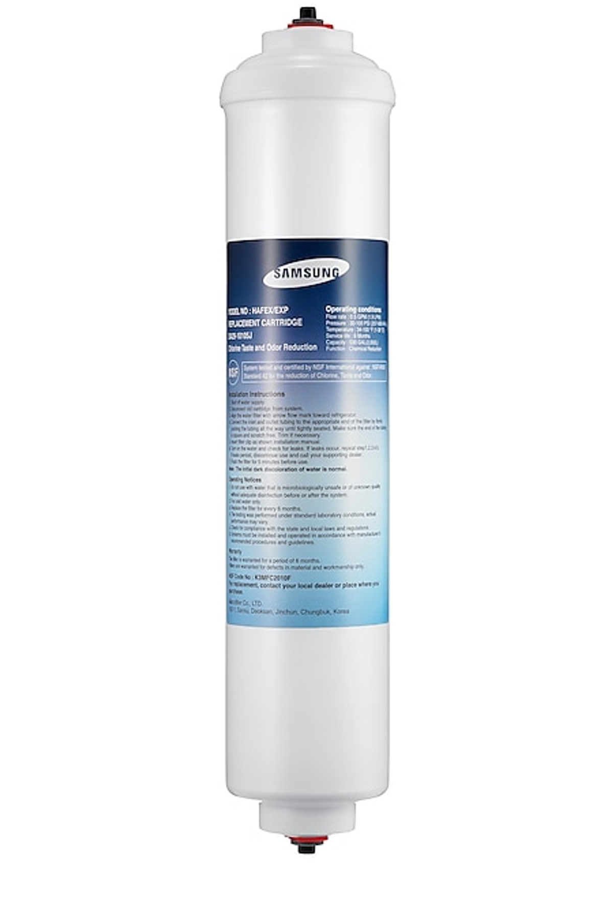 Weiße Wasserfilterpatrone mit blauem Etikett. Weißer Hintergrund.