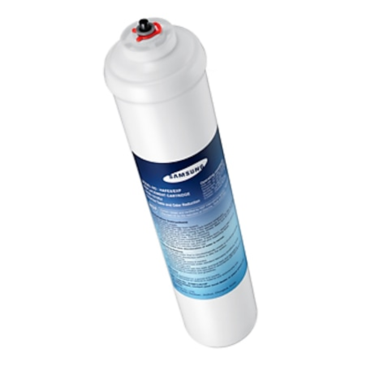 Eine weiße Wasserfilterpatrone mit blau-weißem Etikett, schräg vor weißem Hintergrund.