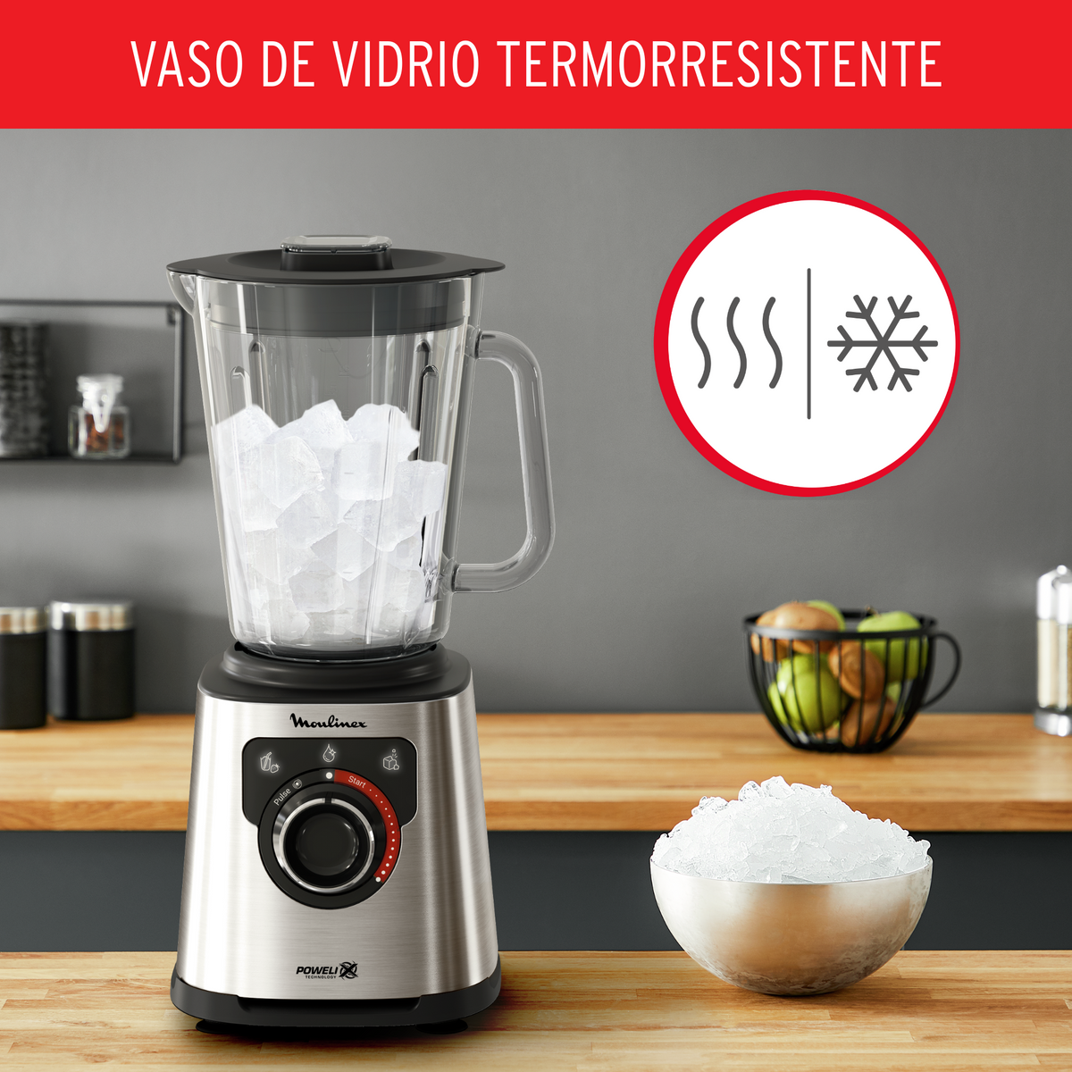 Ein Edelstahl-Mixer mit Eis und eine Schüssel Eis daneben, mit einem Mixer voller Eis.