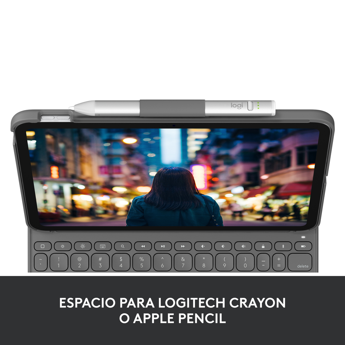 Tablet z klawiaturą i piórem. Ekran wyświetla osobę. Tekst: ESPACIO PARA LOGITECH CRAYON O APPLE PENCIL.