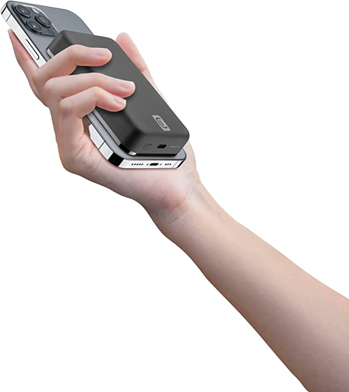 Una mano sosteniendo un banco de energía negro conectado a un teléfono plateado. El teléfono es un smartphone.