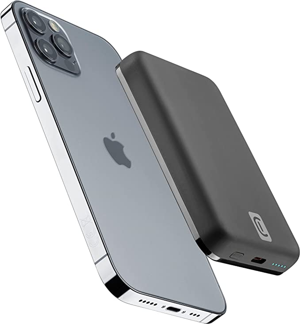 iPhone junto a un banco de energía negro, mostrando los puertos de carga.
