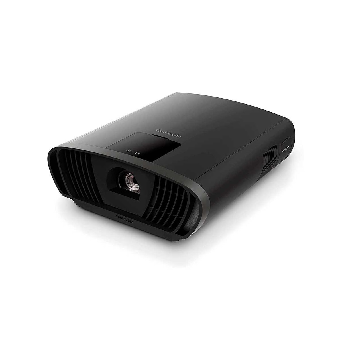 Proiettore ViewSonic nero. Inclinato, mostra la lente e le fessure di ventilazione. Sfondo bianco.
