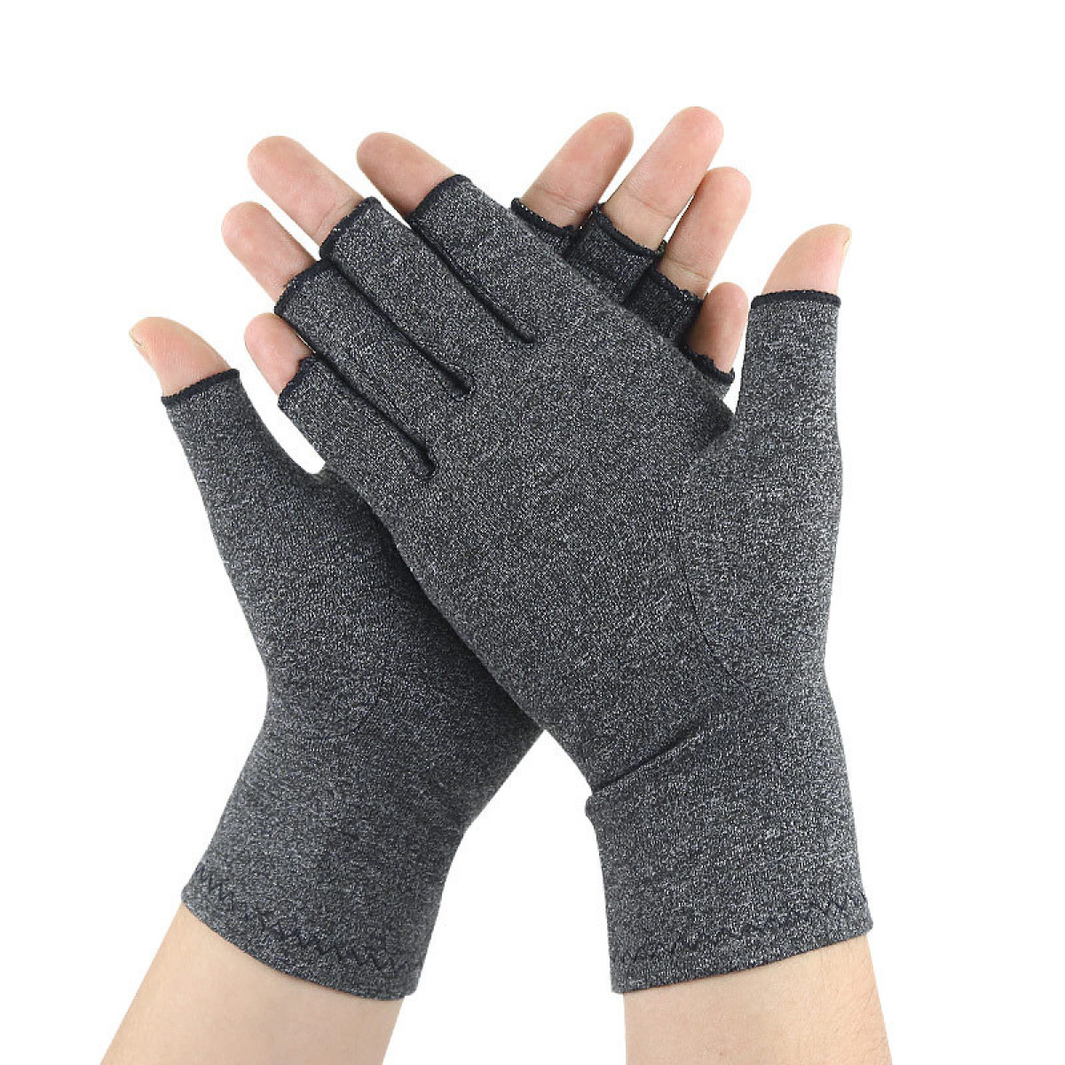 Paar graue fingerlose Handschuhe an Händen, mit schwarzem Besatz.