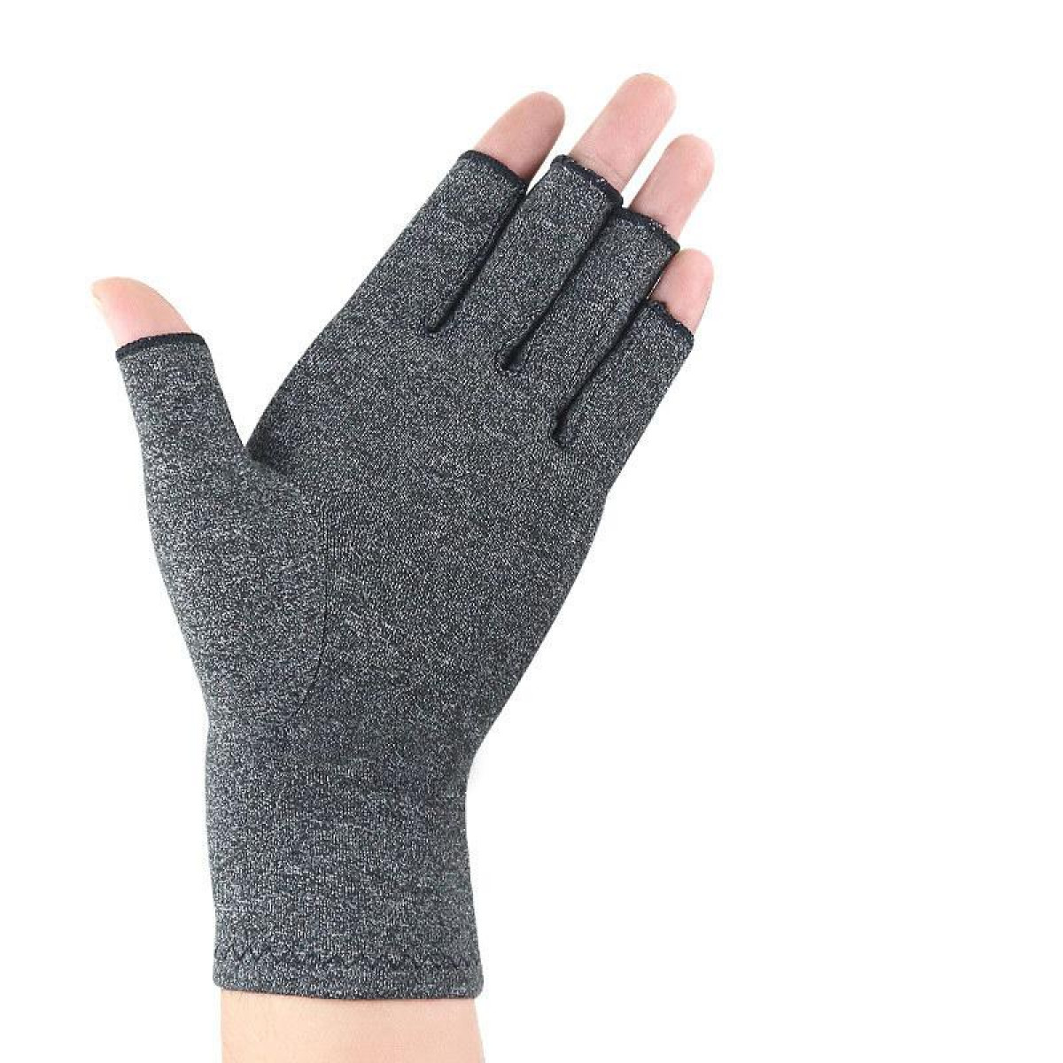 Eine Hand mit einem grauen Kompressionshandschuh. Der Handschuh bedeckt die Finger und das Handgelenk.