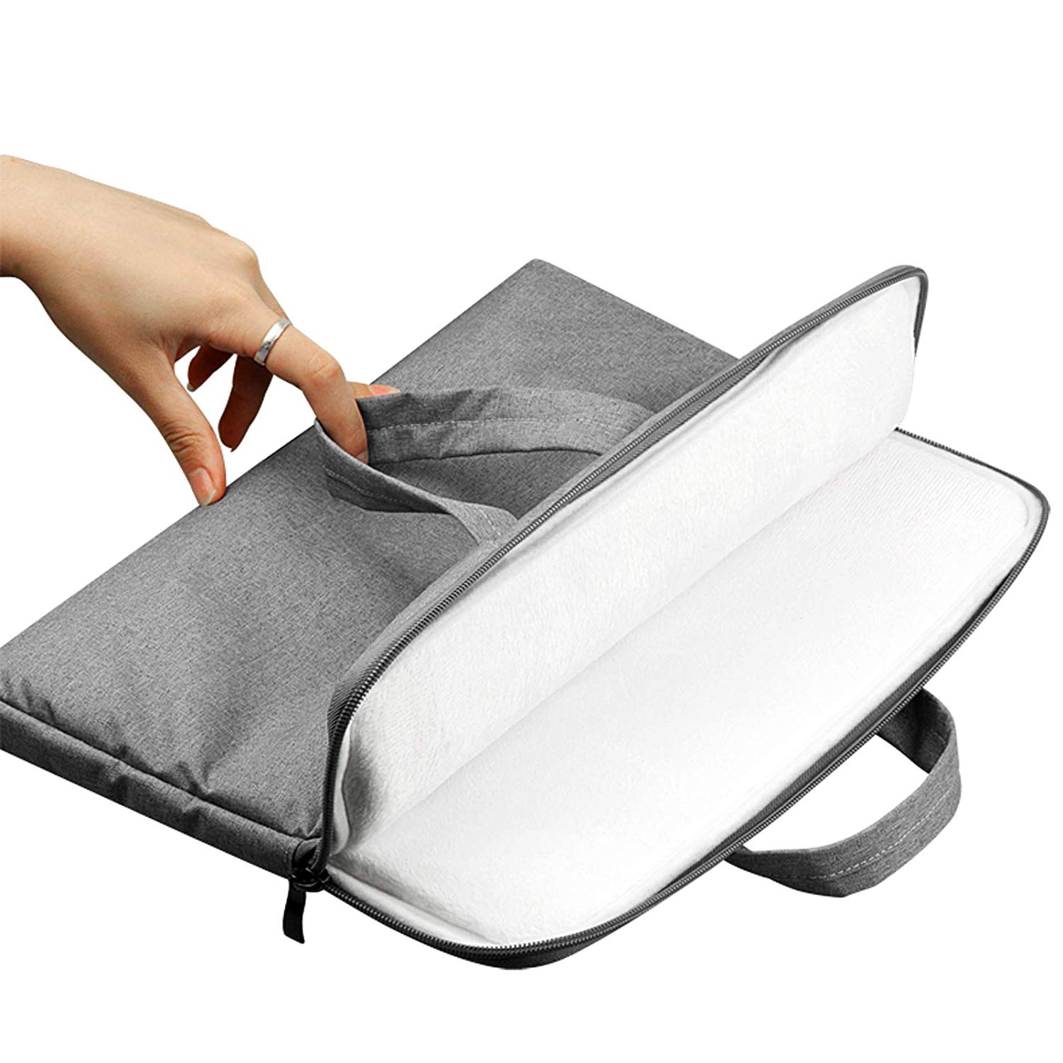 Eine Person öffnet eine graue Laptoptasche. Die Innenseite ist weiß und gepolstert.
