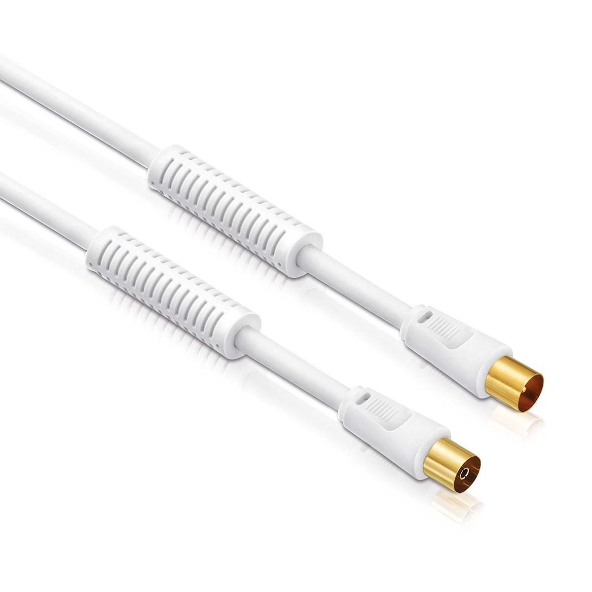 Dos cables coaxiales blancos, con conectores dorados, sobre una superficie blanca.