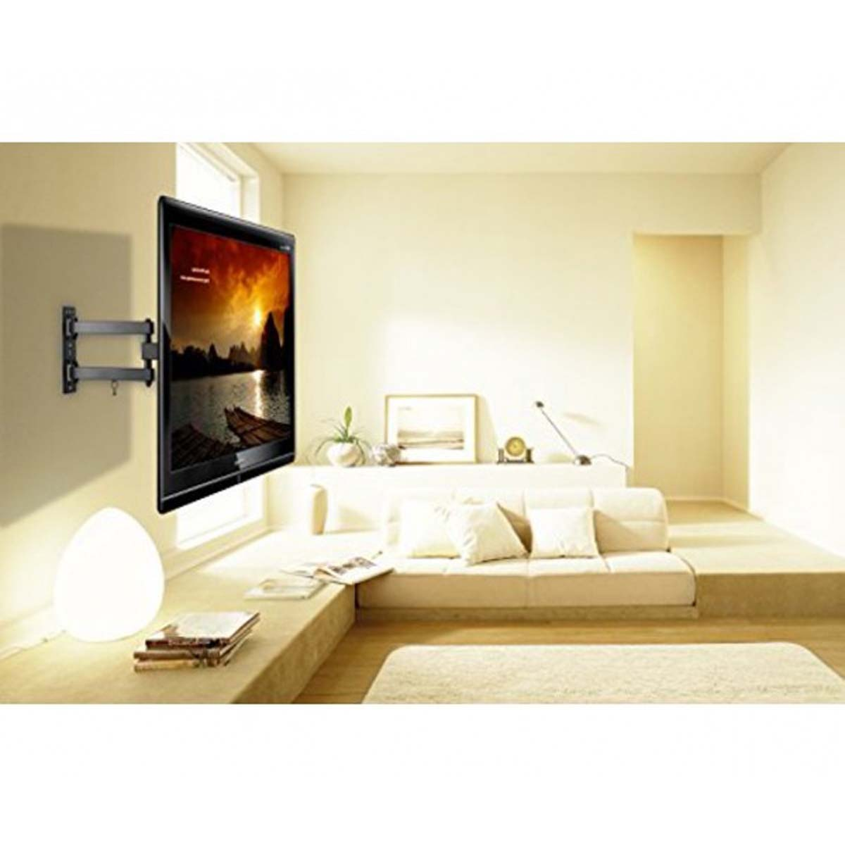 Una TV montata su una parete con un braccio mobile. Un divano e altri mobili sono nella stanza.
