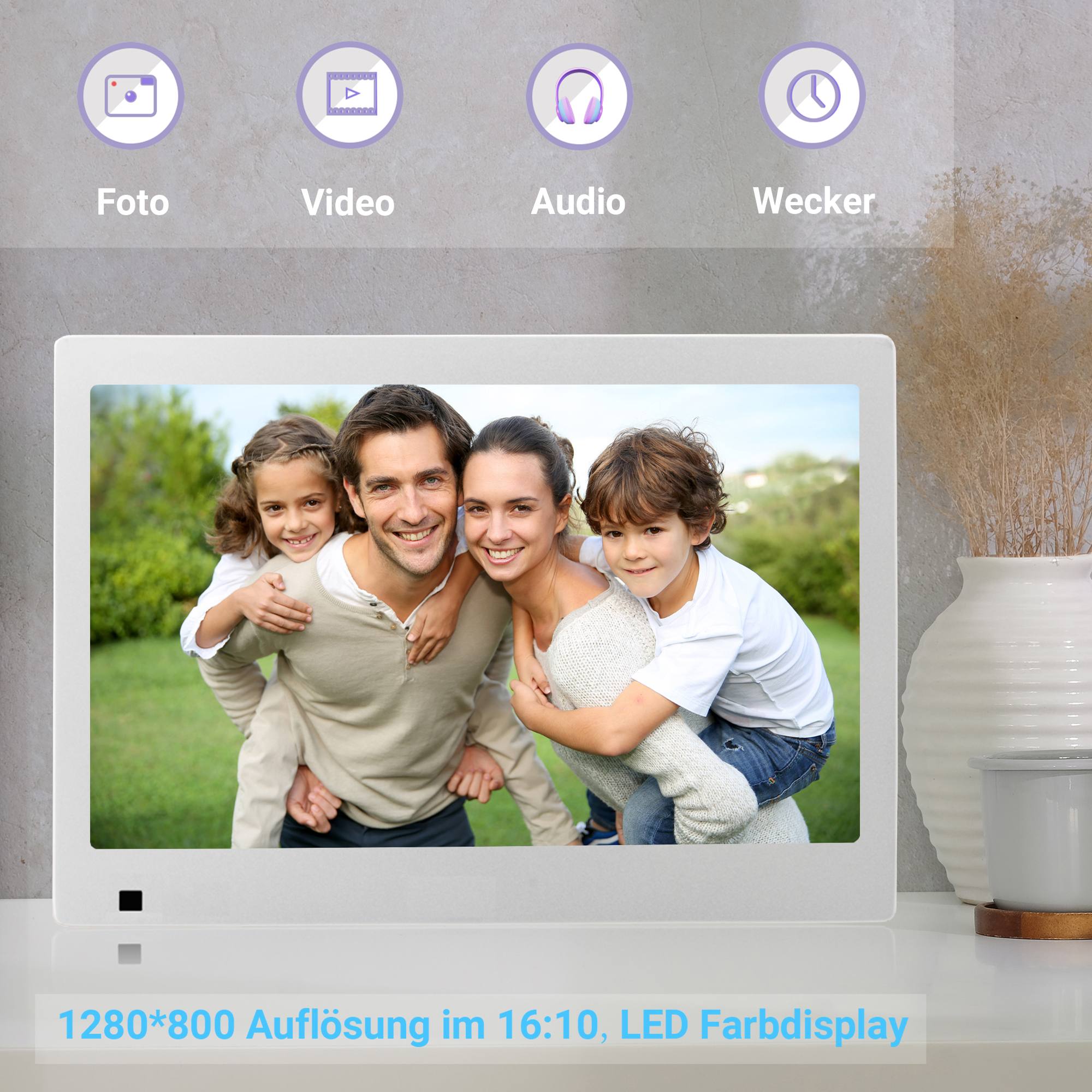 Digitaler Bilderrahmen mit Familienfoto und Symbolen oben.