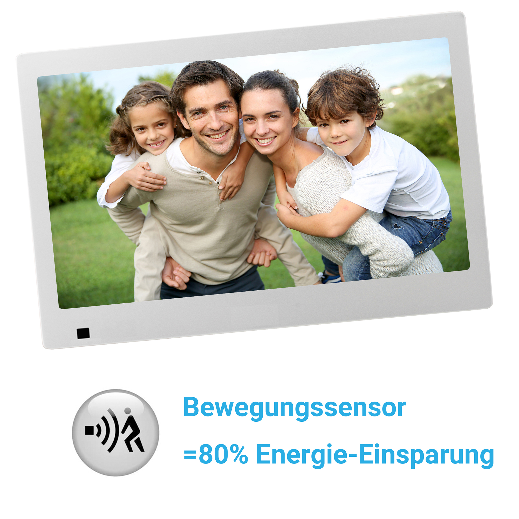 Digitaler Bilderrahmen mit Familienporträt. Text unten weist auf Energiesparfunktionen hin.