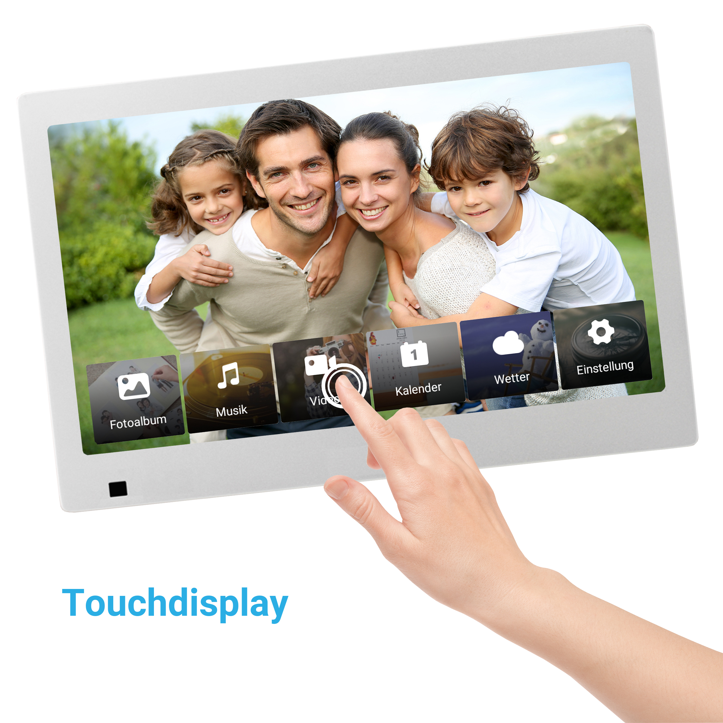 Ein digitaler Fotorahmen mit einem Familienfoto. Eine Hand berührt den Bildschirm mit Funktionssymbolen.