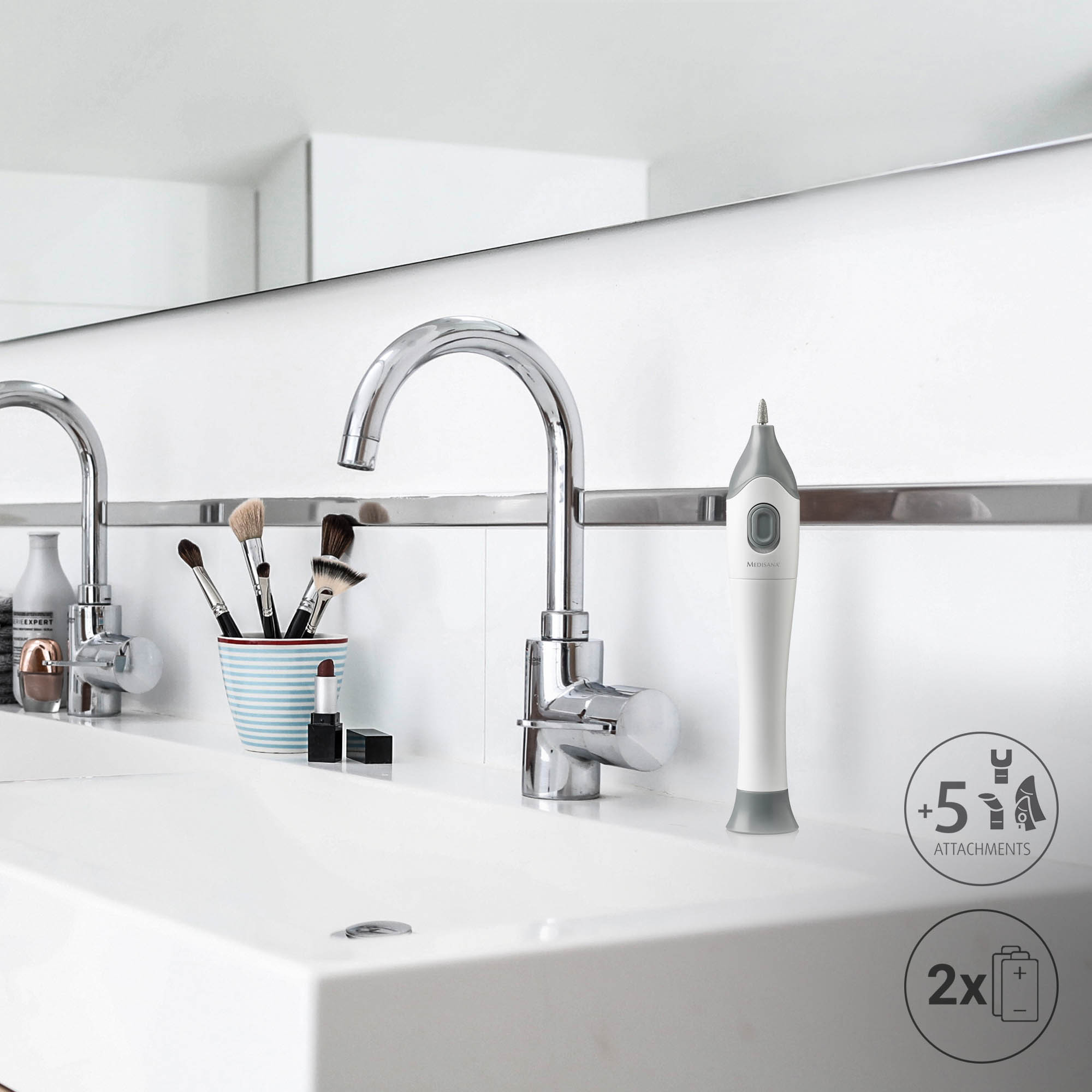 Umywalka w łazience z kranem. Narzędzie do pielęgnacji znajduje się po prawej stronie. Białe tło.