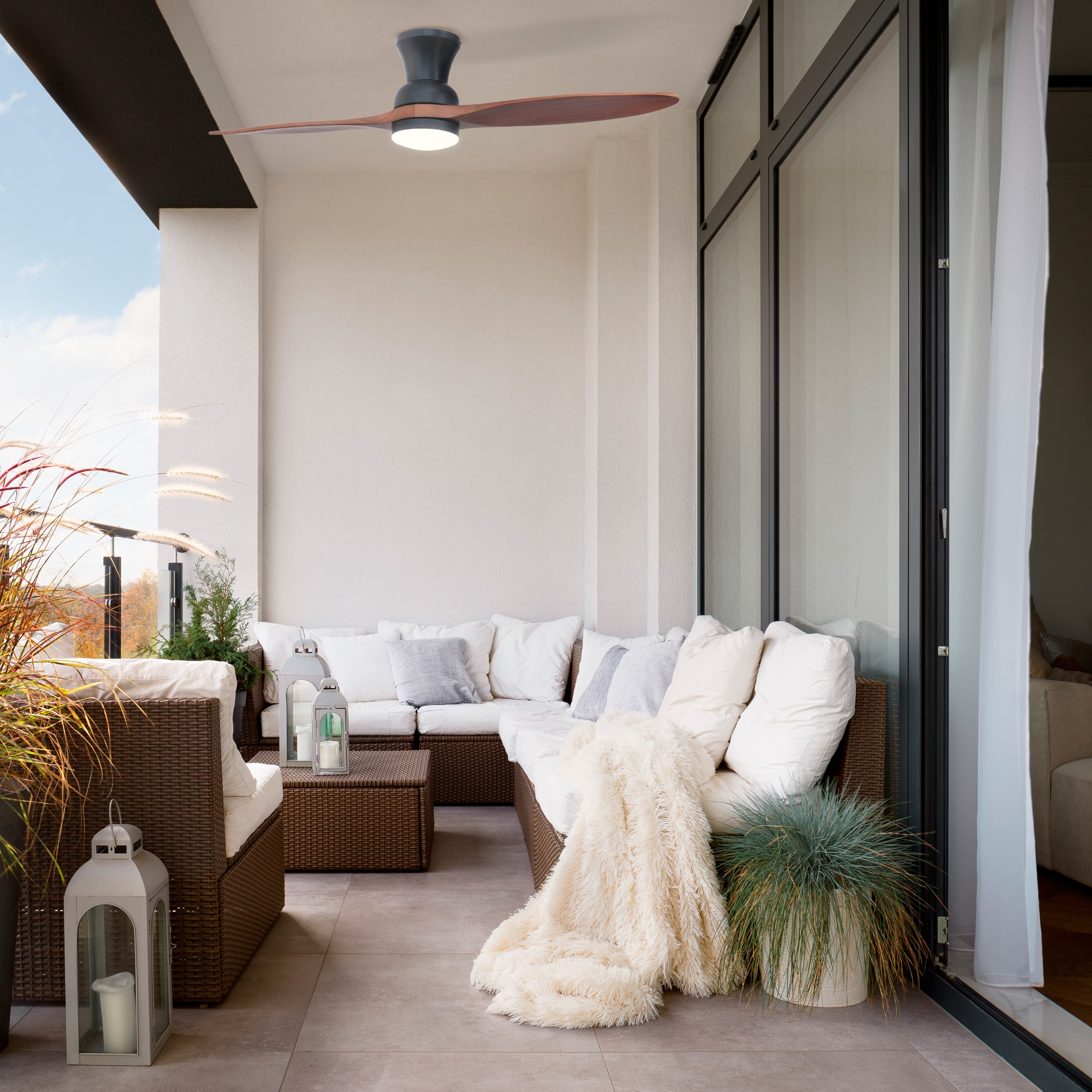 Balcón con muebles de exterior, ventilador de techo y vistas.