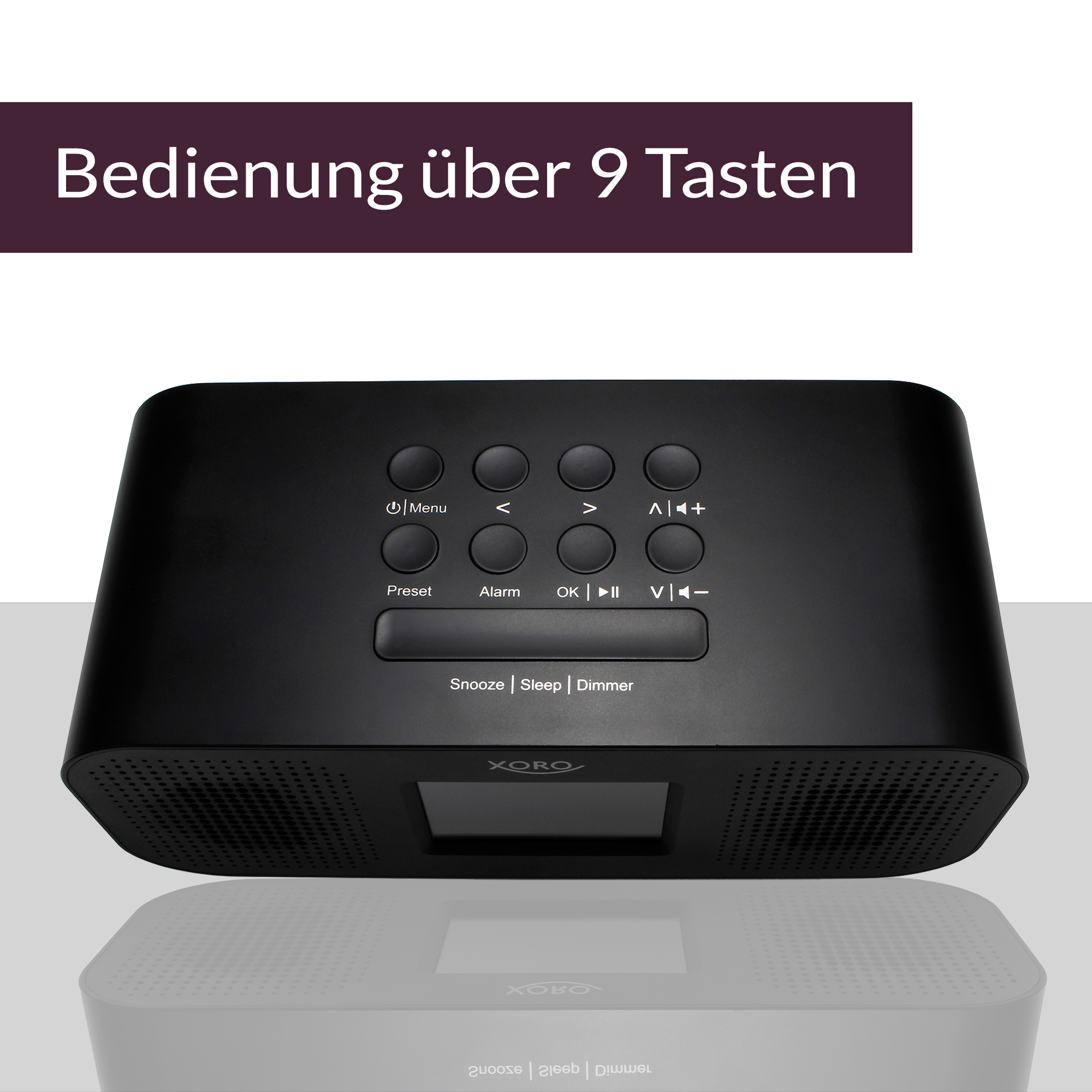 Schwarzer digitaler Wecker mit neun Tasten. Ein Display zeigt die Uhrzeit an. Reflexion auf der Oberfläche.