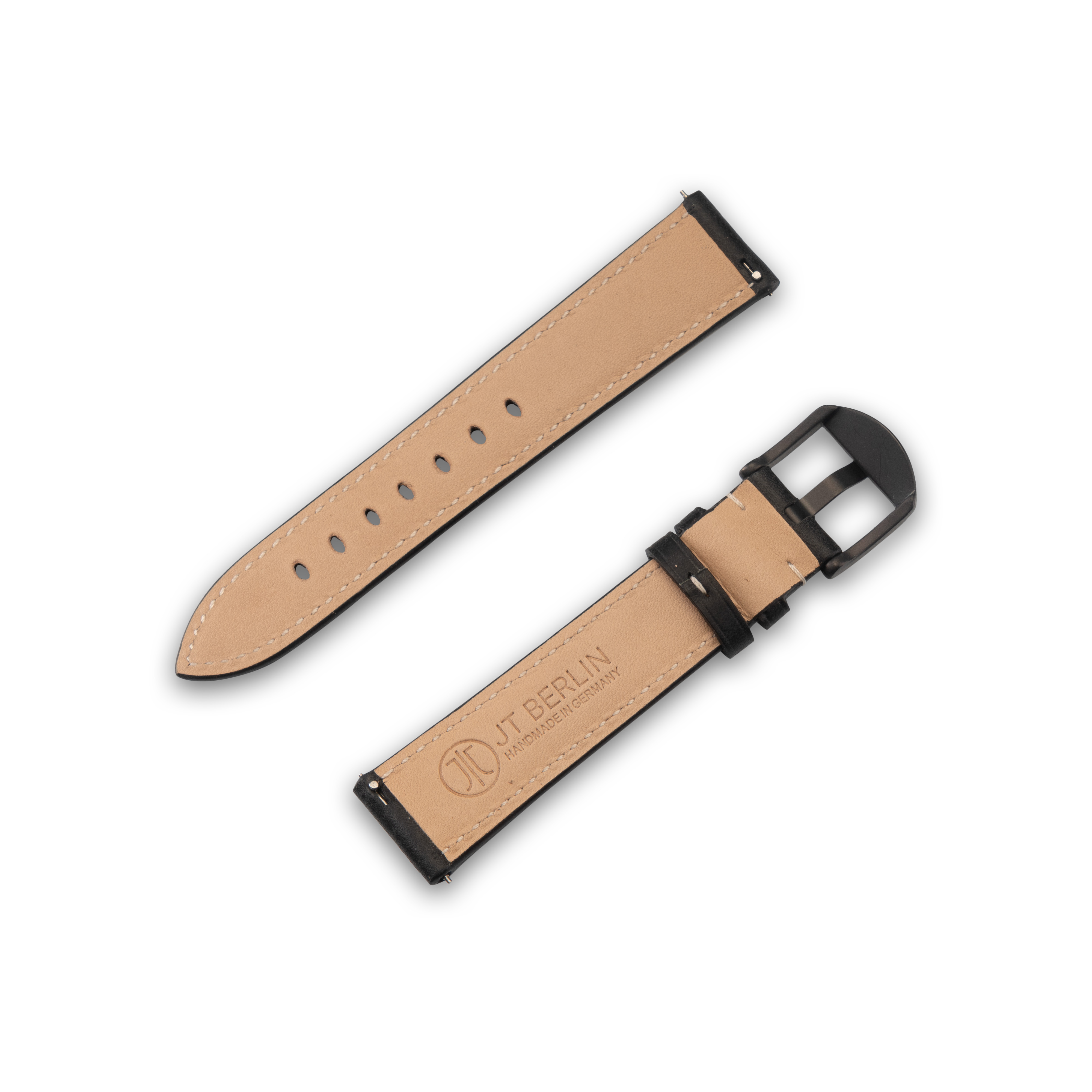 Zwei schwarze Lederarmbänder liegen auf weißem Untergrund, eines mit Schnalle.