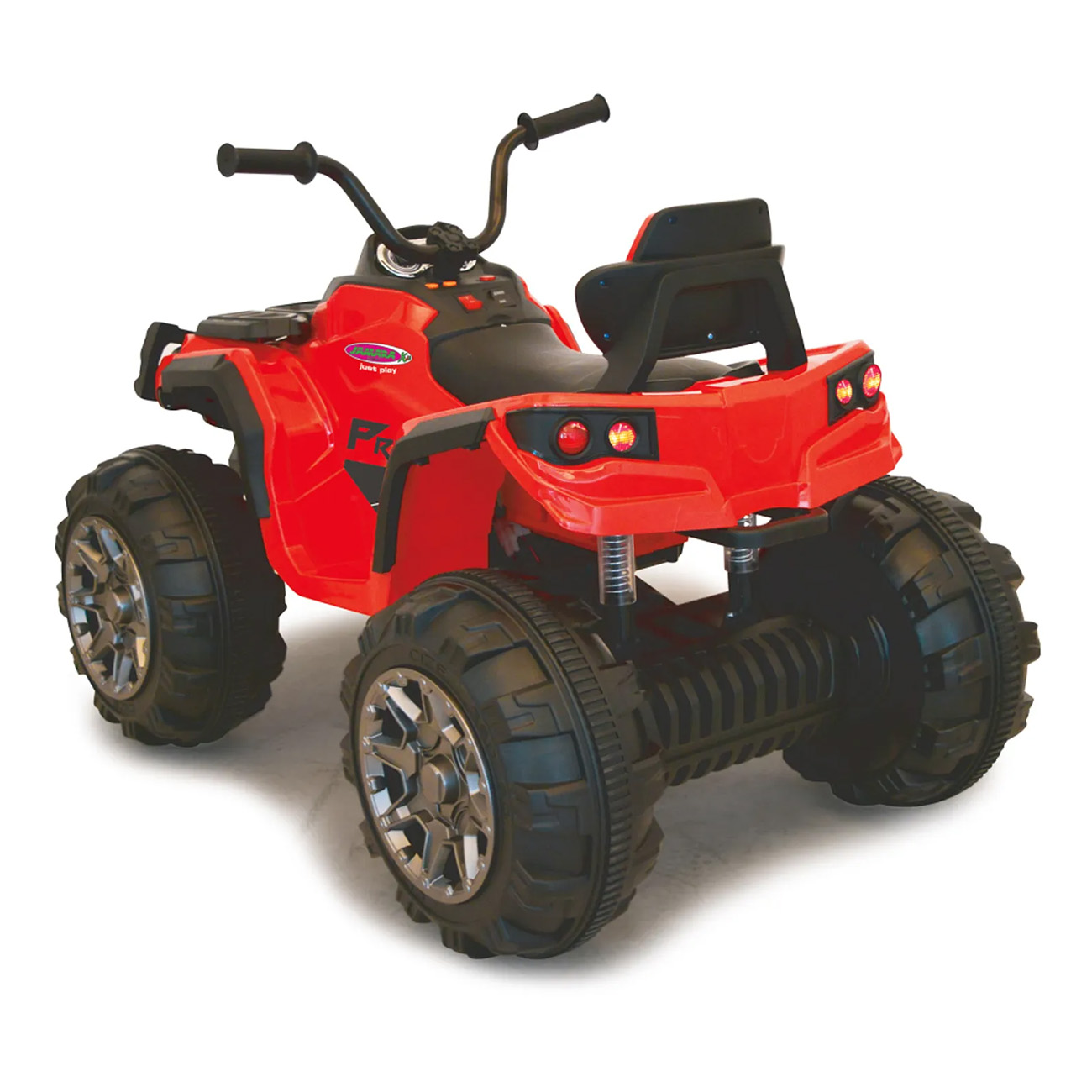 Rotes Spielzeug-ATV. Schwarze Reifen, schwarzer Sitz, Scheinwerfer und ein schwarzer Lenker. Weißer Hintergrund.