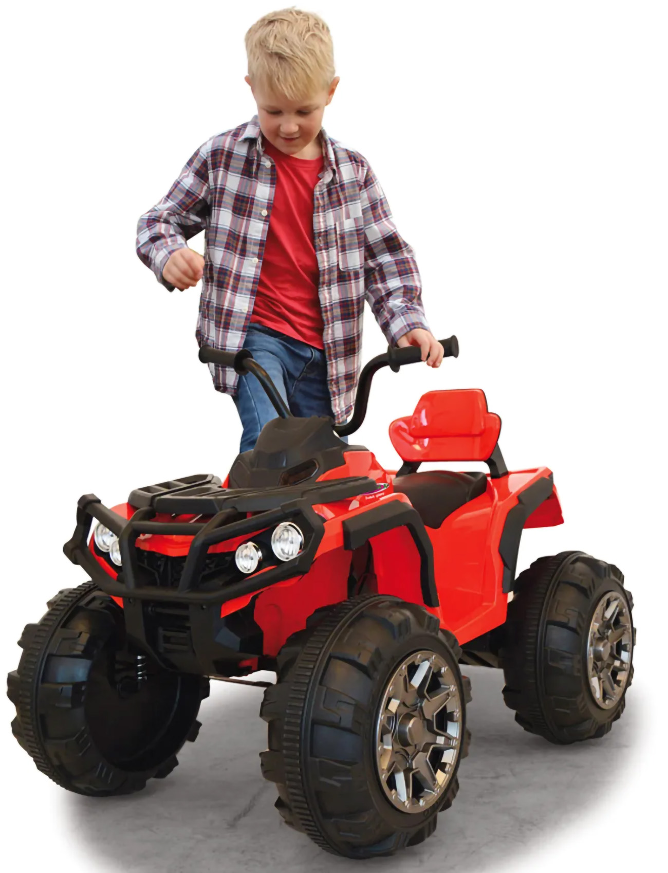 Ein junger Junge steht neben einem roten Spielzeug-ATV. Er trägt ein kariertes Hemd und Jeans.