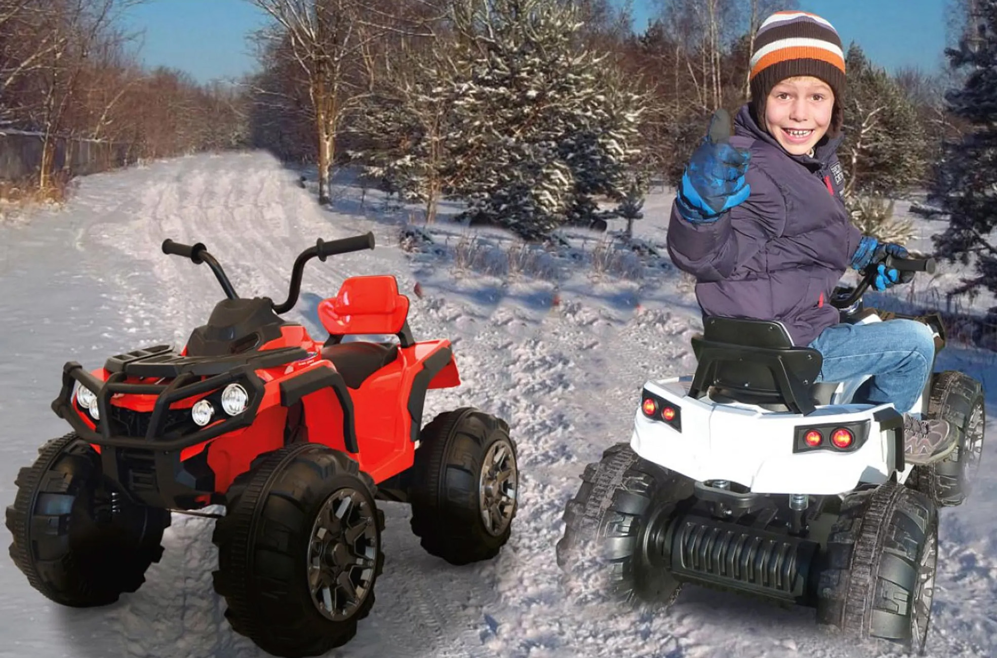 Zwei rote und weiße Spielzeug-ATVs auf einem verschneiten Weg mit einem Jungen.