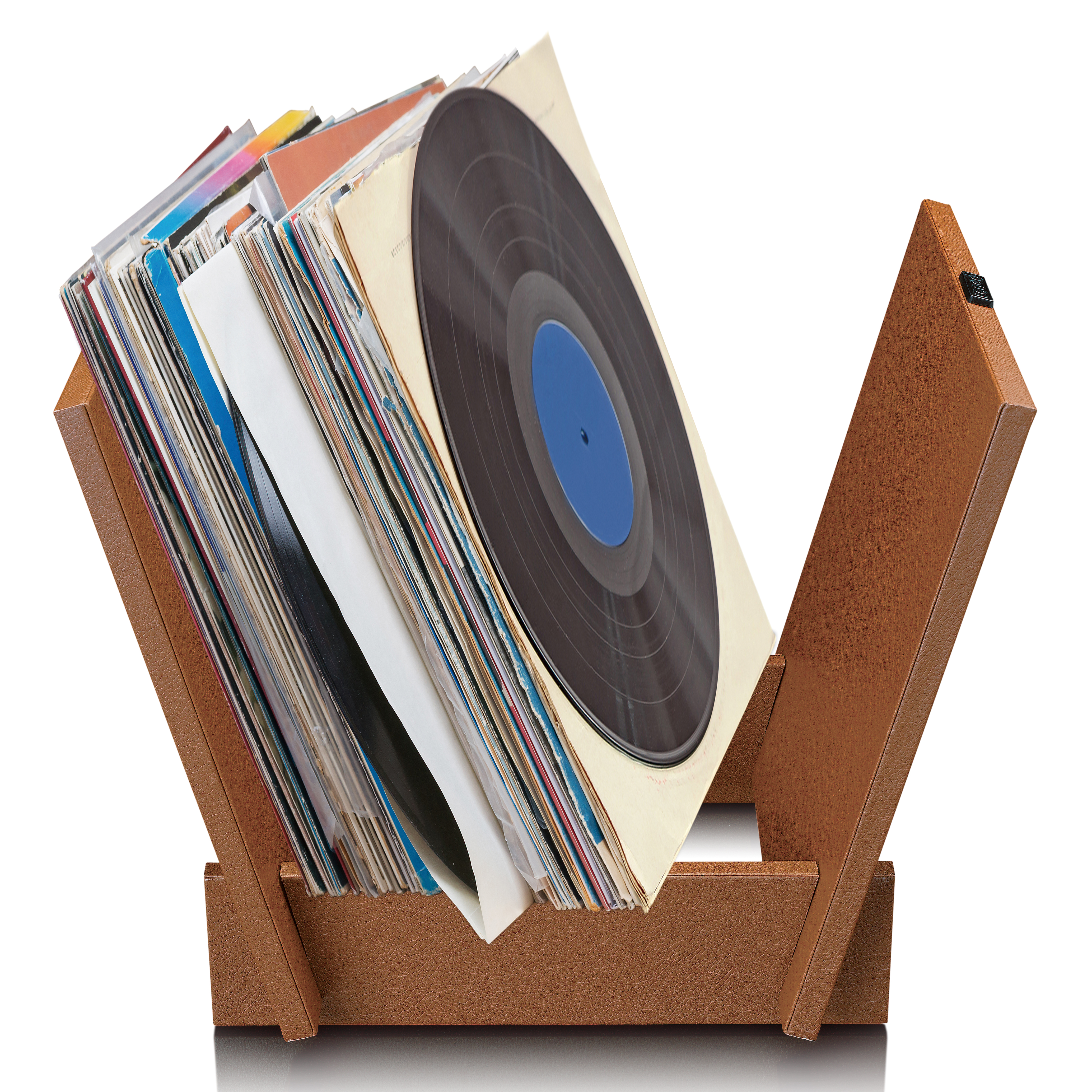 Vinylplaten in bruine houten houder. Eén plaat is zichtbaar.