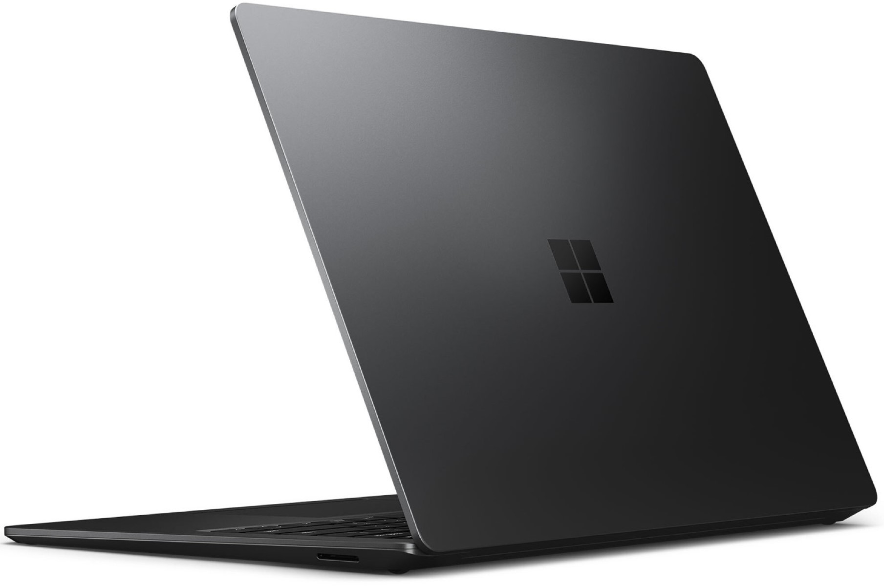 Schwarzer Laptop mit Microsoft-Logo auf weißem Hintergrund. Der Bildschirm ist angewinkelt geöffnet.