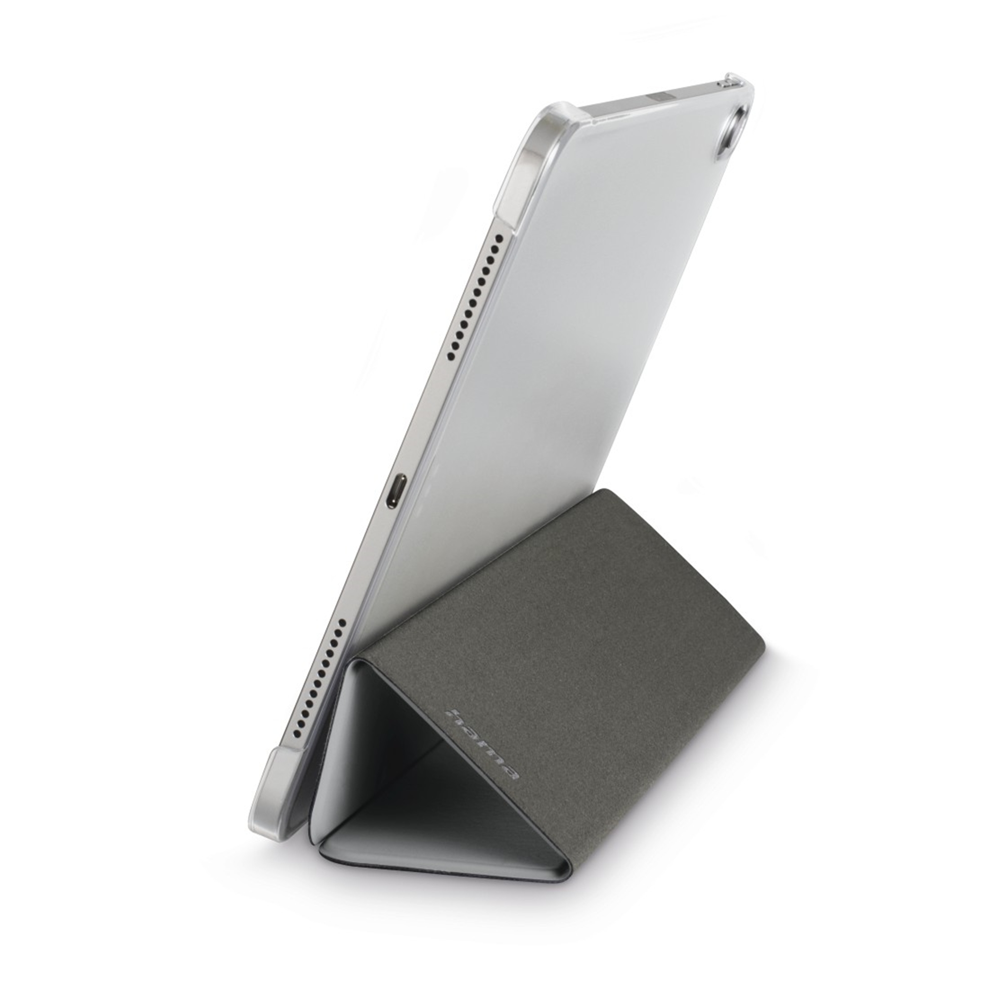 Ein silbernes Tablet in einer dunkelgrauen Hülle ist aufgestellt und zeigt eine Seitenansicht mit dem Hama-Logo.