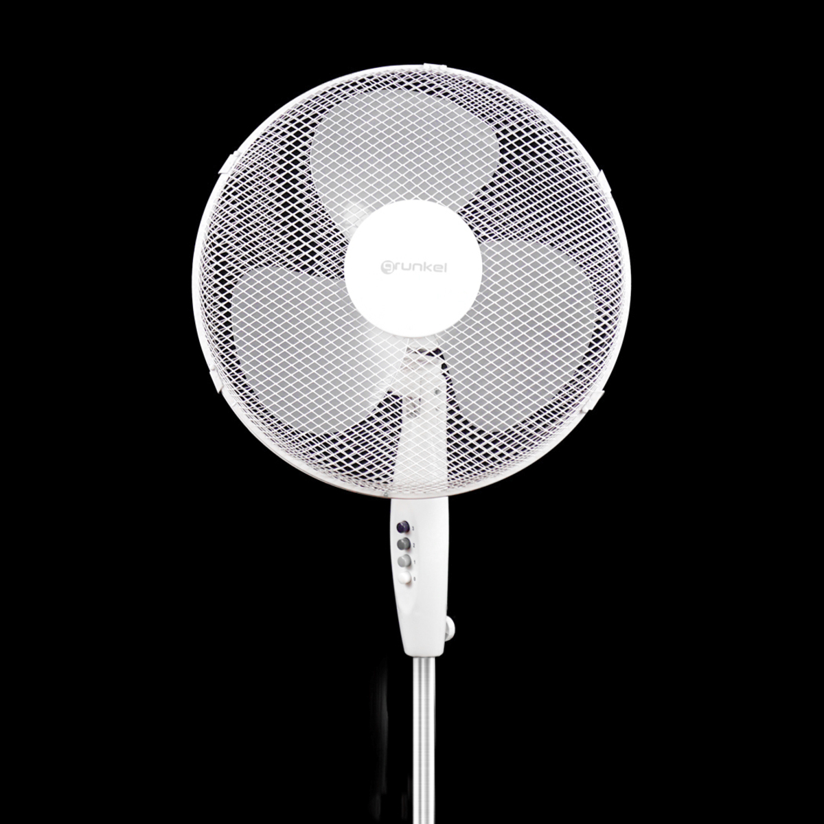 Ein weißer elektrischer Ventilator mit rundem Kopf, Metallgitter und Ständer. Schwarzer Hintergrund.