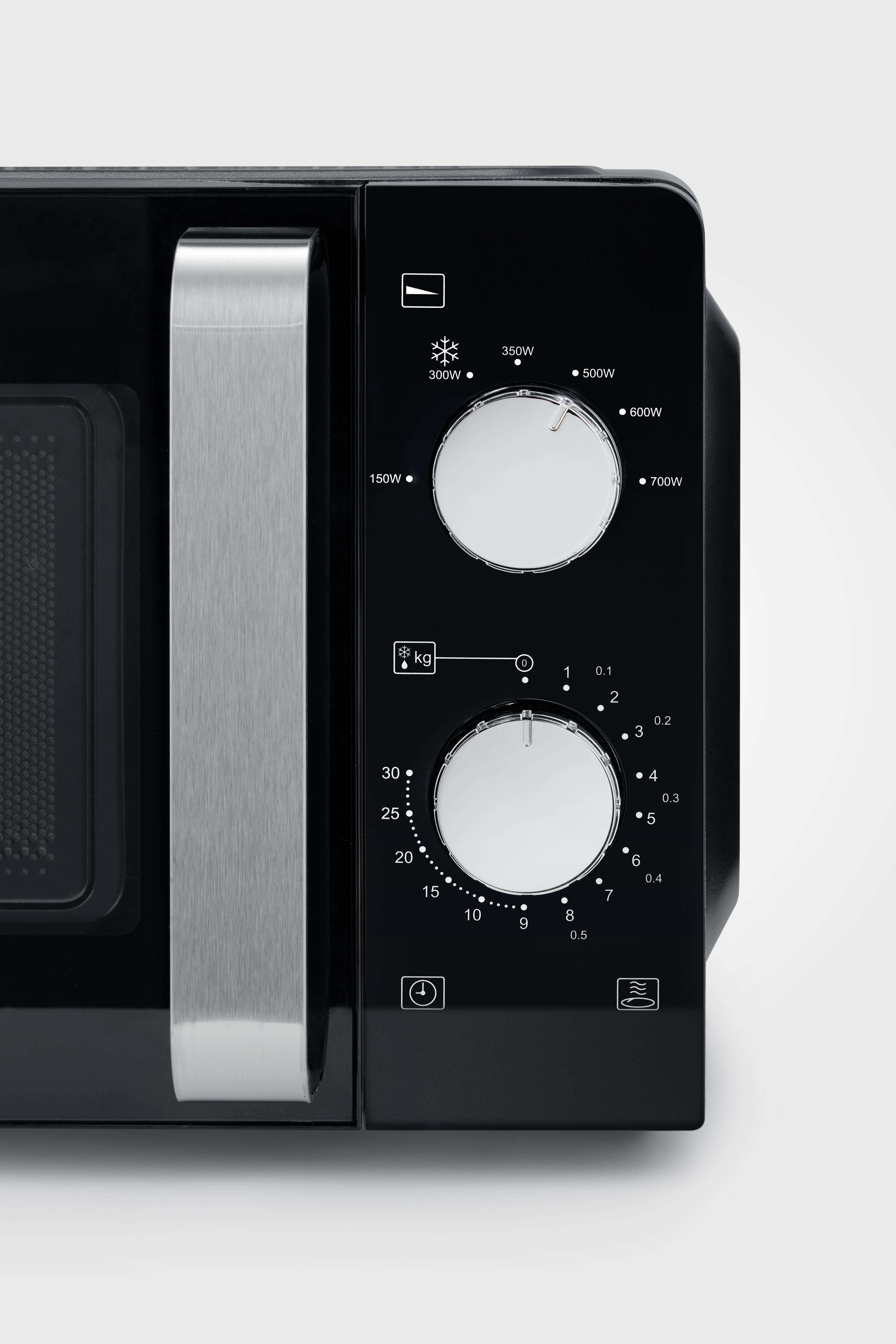 Gros plan d'un micro-ondes noir avec des boutons de contrôle. Poignée argentée et panneau de contrôle visibles.