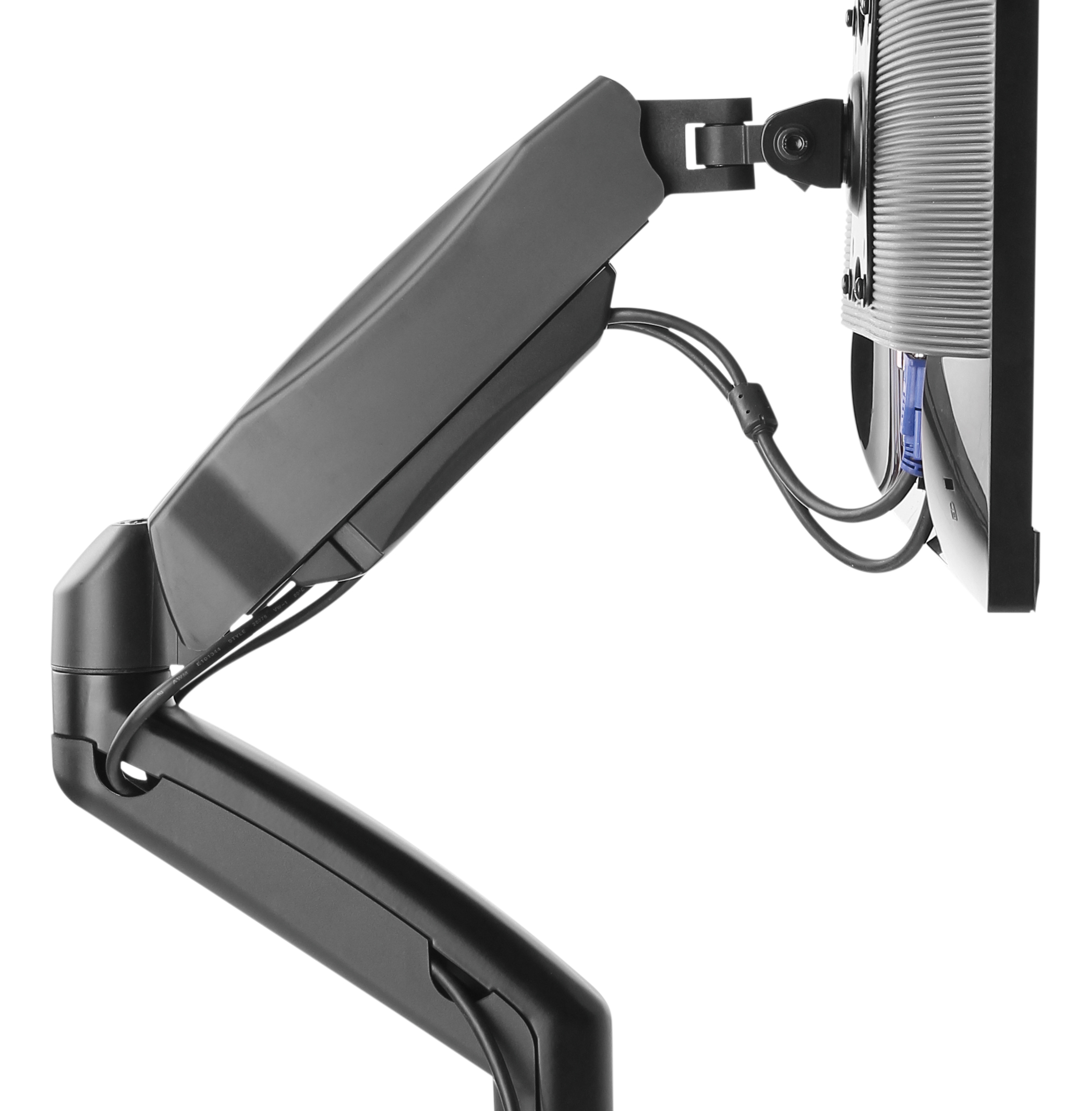Schwarzer Monitorarm an einem Monitor und Schreibtisch befestigt. Weißer Hintergrund.