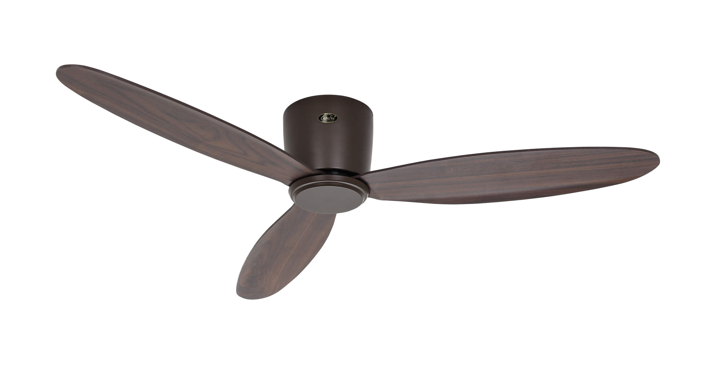 Ventilatore da soffitto marrone con tre pale in legno, sfondo bianco.