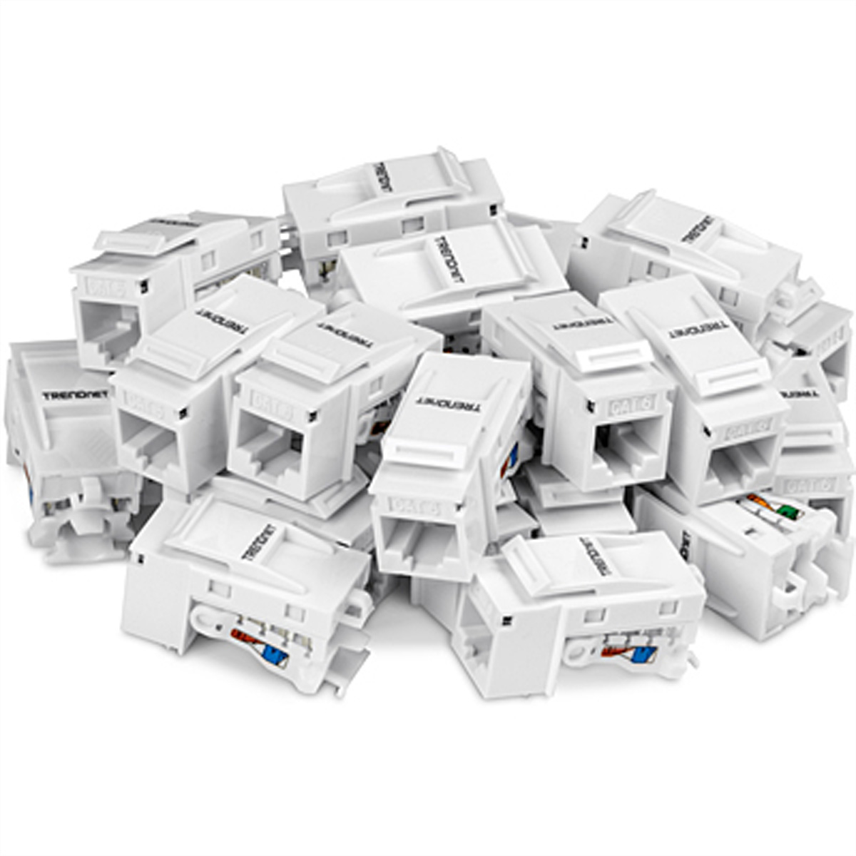 Stapel weißer Netzwerk-RJ45-Anschlüsse. Sie haben ein weißes Kunststoffgehäuse.
