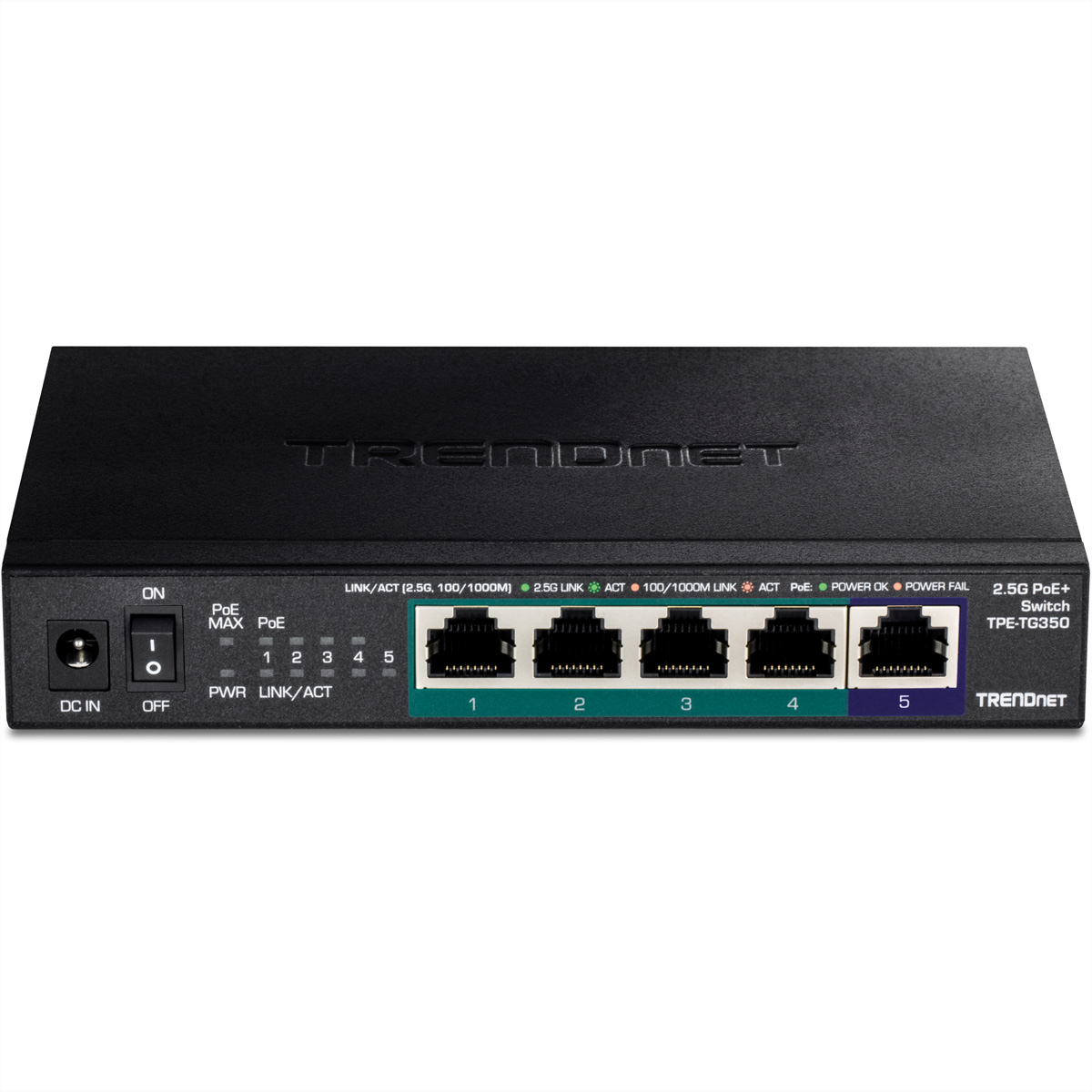 Switch di rete nero con cinque porte ed etichette. Lo switch è su sfondo bianco.